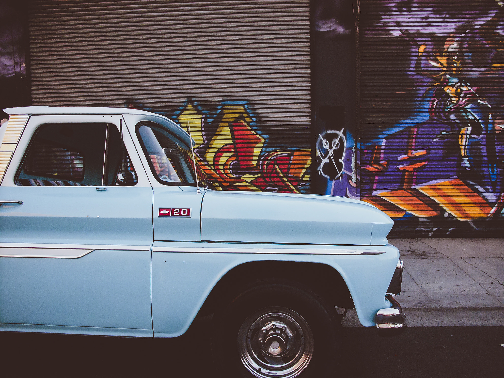 Leica DIGILUX 2 sample photo. Old car in a new neighborhood photography