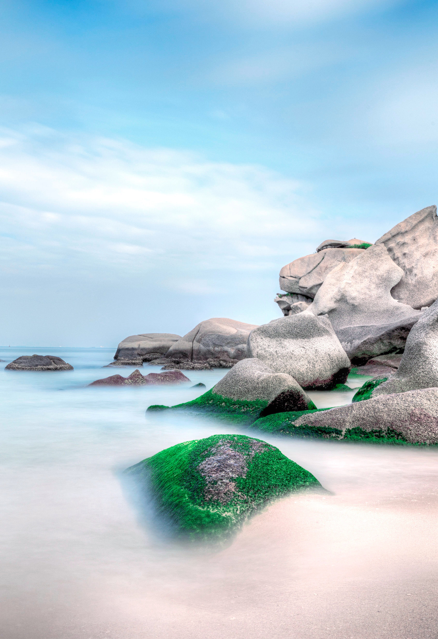 Canon EF 16-35mm F4L IS USM sample photo. The beach of an island in south china sea photography