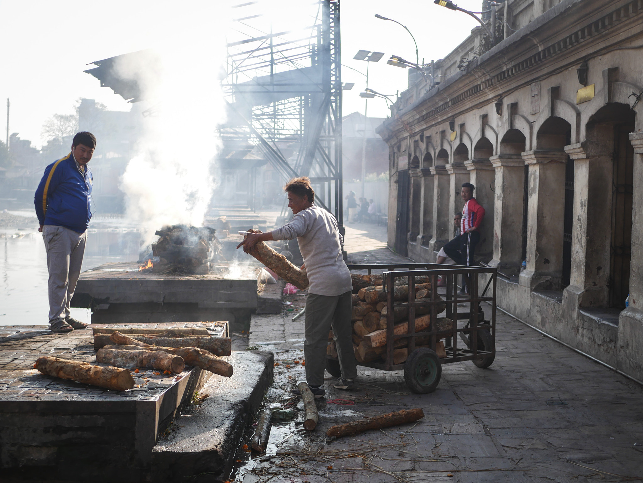 Panasonic Lumix DMC-G7 + LUMIX G 25/F1.7 sample photo. Hindu cremation, kathmandu. photography