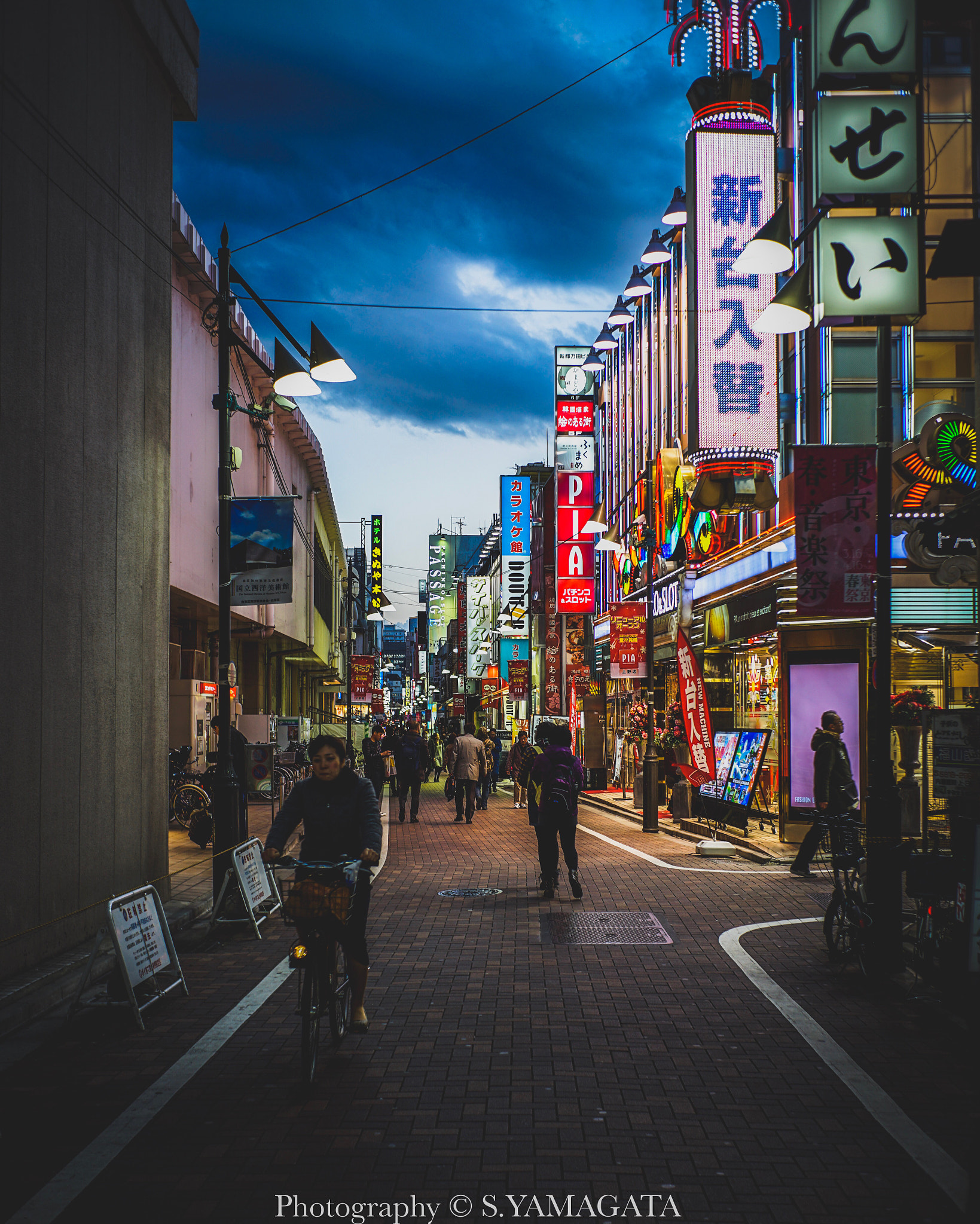DT 40mm F2.8 SAM sample photo. Evening street photography