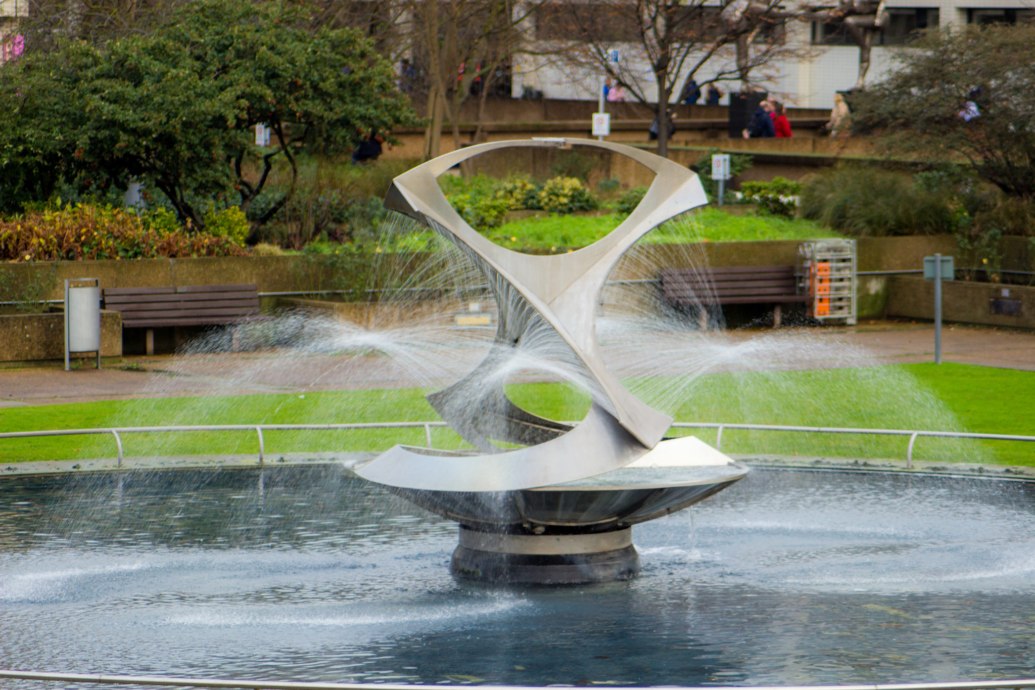 Canon EOS 100D (EOS Rebel SL1 / EOS Kiss X7) sample photo. Fountain and green photography