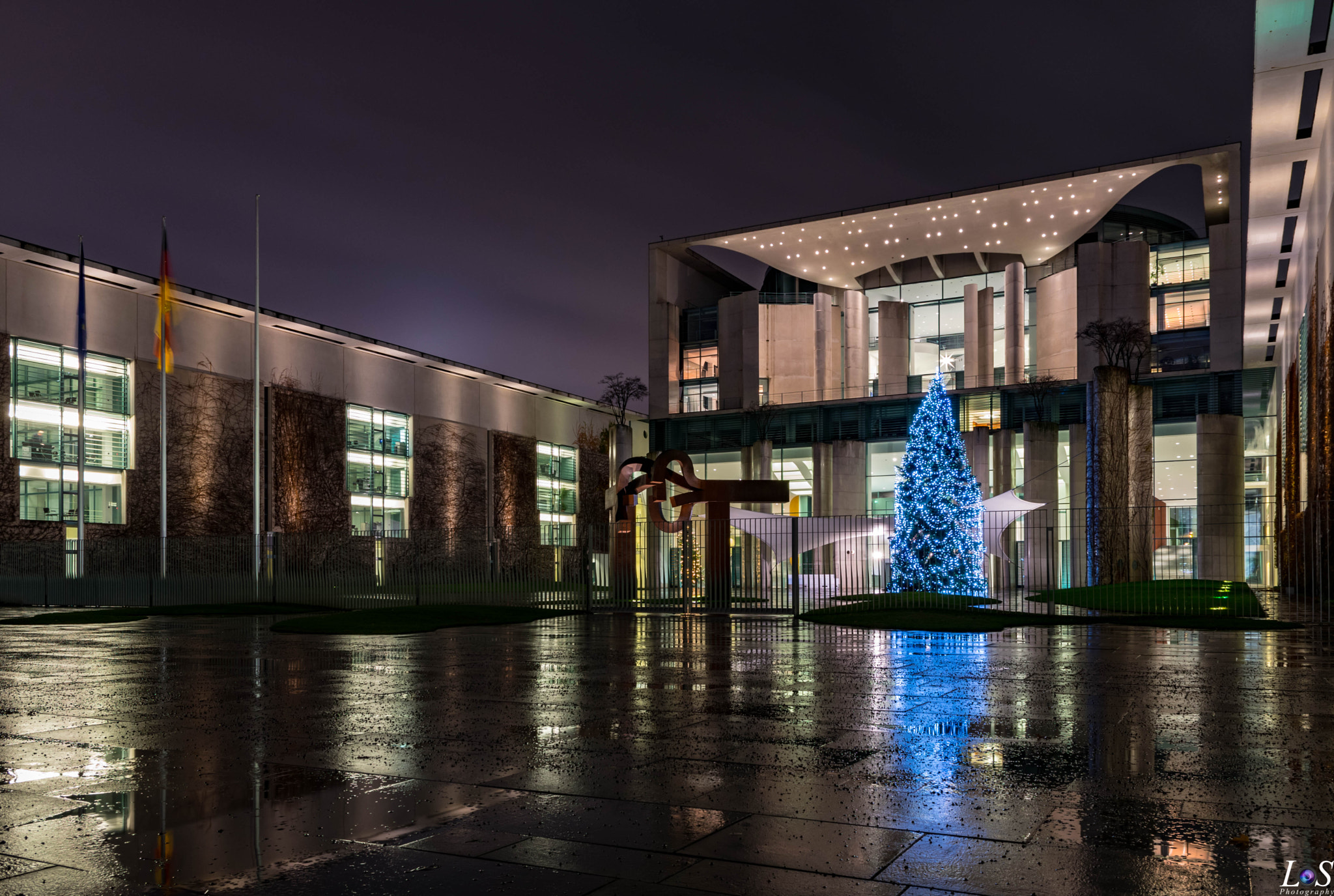 Sigma 17-70mm F2.8-4 DC Macro OS HSM | C sample photo. Chancellery building photography