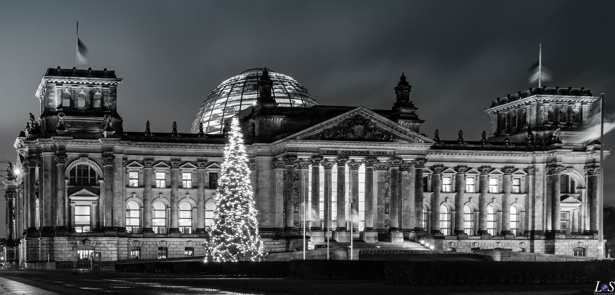Nikon D5300 + Sigma 17-70mm F2.8-4 DC Macro OS HSM | C sample photo. Reichstag photography
