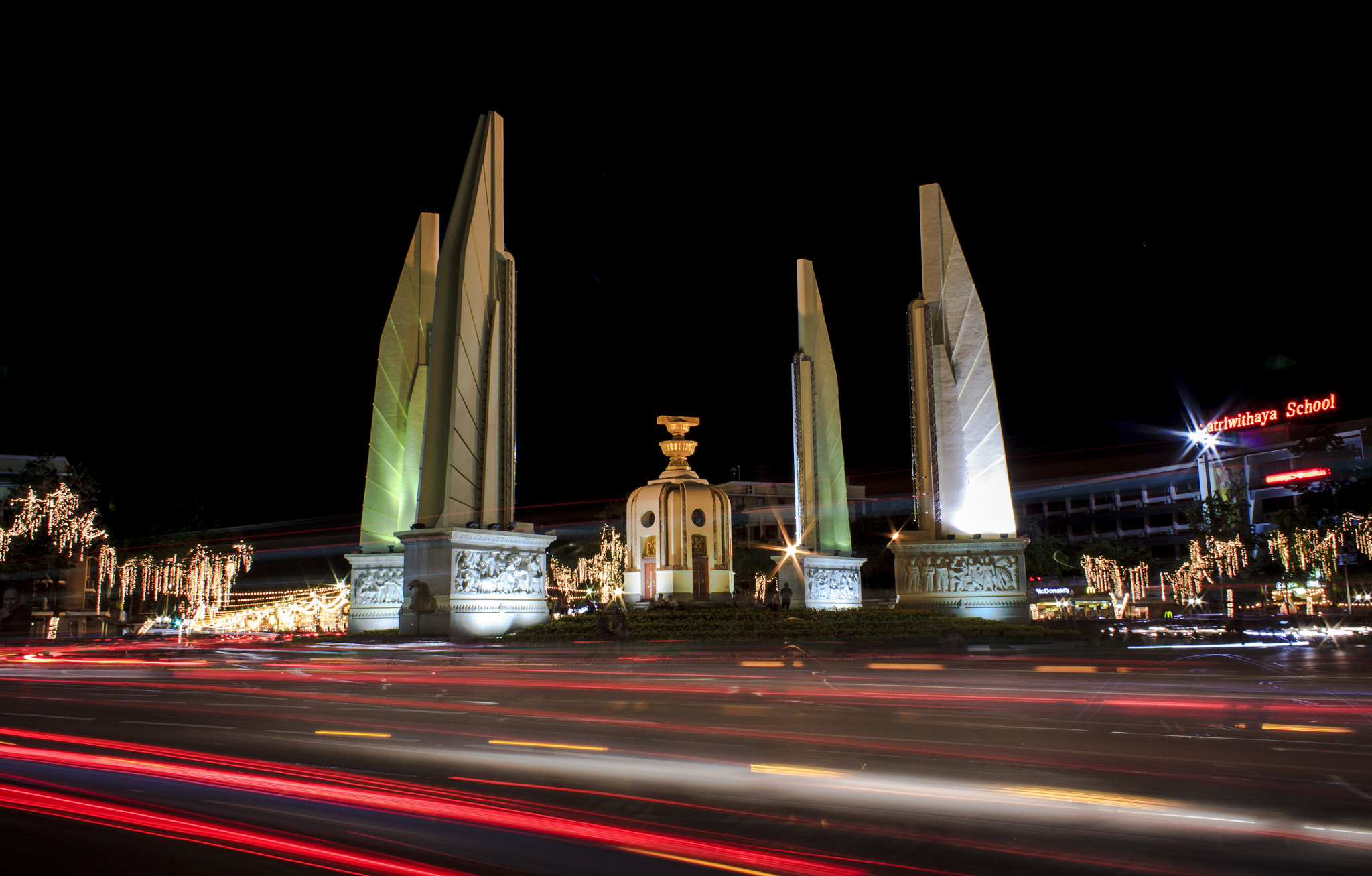 Canon EOS 500D (EOS Rebel T1i / EOS Kiss X3) sample photo. Democracy monument photography