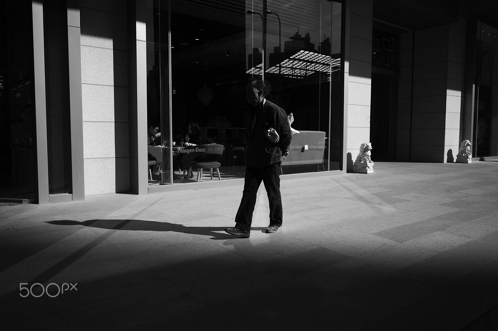 Leica M9 + Summicron-M 35mm f/2 (IV) sample photo. Street scene photography