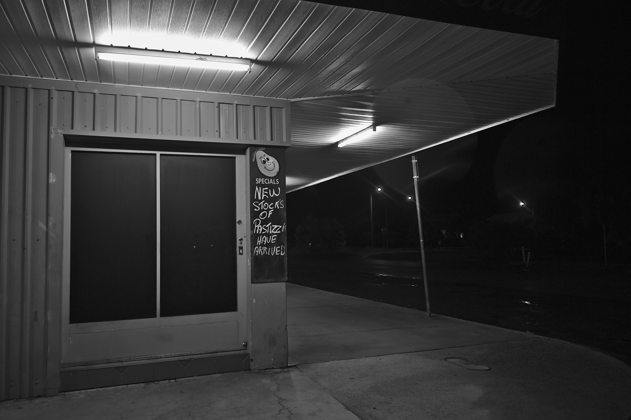 Canon EOS 600D (Rebel EOS T3i / EOS Kiss X5) sample photo. Noir neighbour photography
