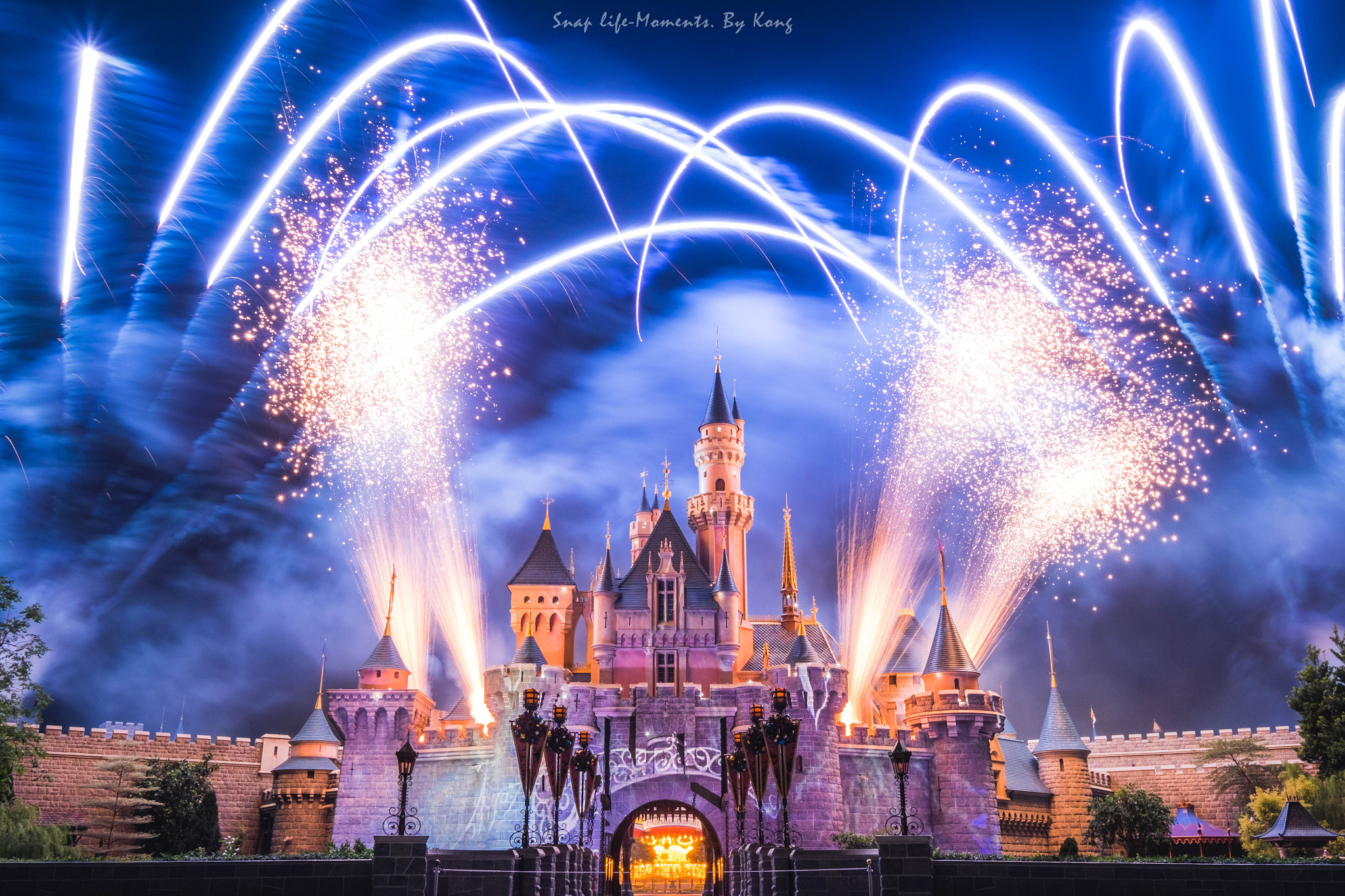 Fujifilm X-T10 + Fujifilm XF 10-24mm F4 R OIS sample photo. Disneyland firework photography