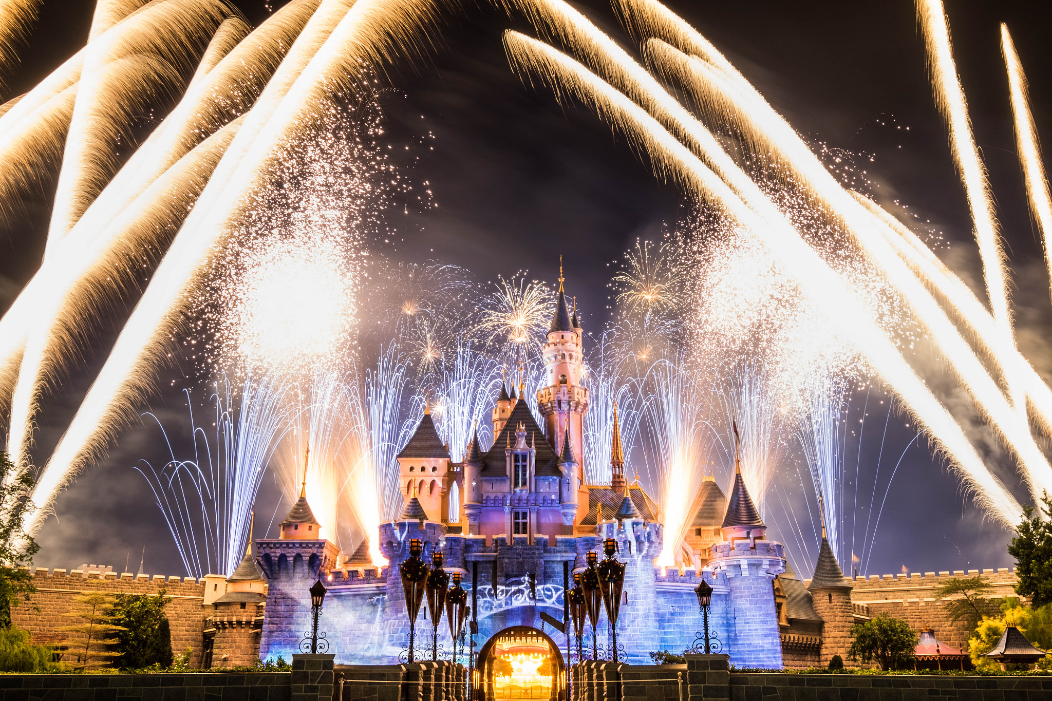 Fujifilm X-T10 + Fujifilm XF 10-24mm F4 R OIS sample photo. Disneyland firework photography