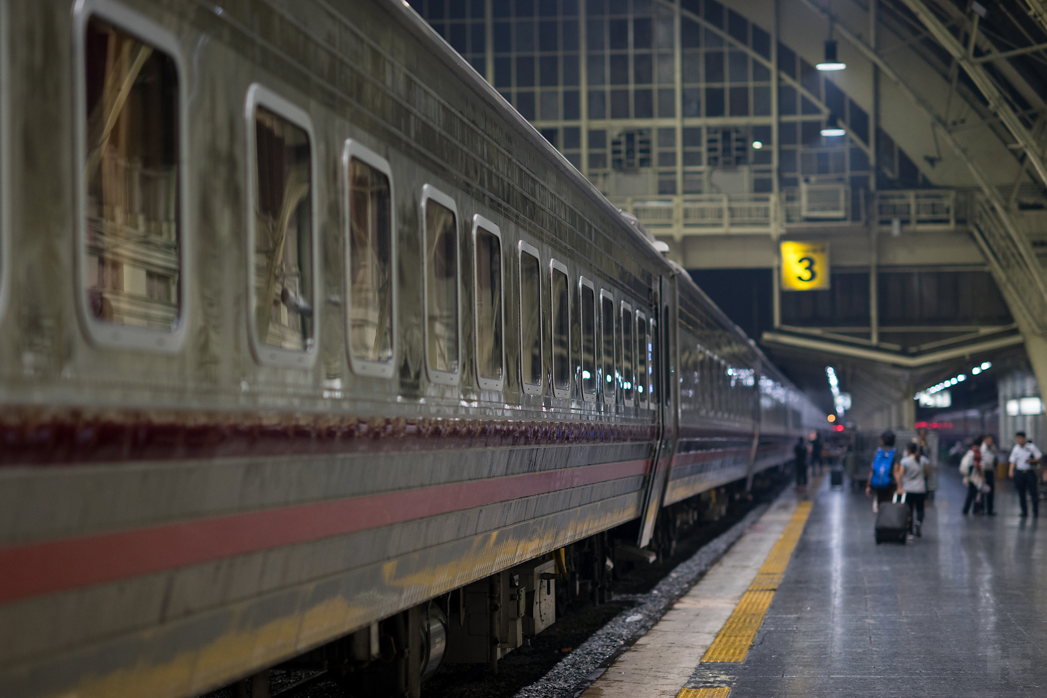 Sony a7 II + Sony Planar T* 85mm F1.4 ZA sample photo. Bangkok railway station photography