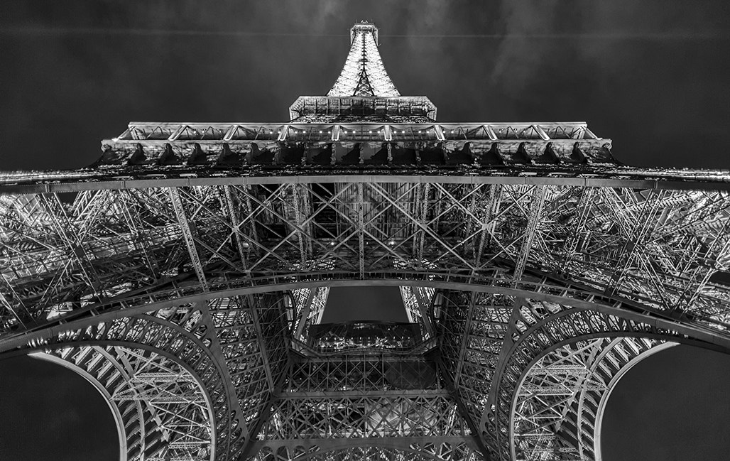 Nikon D700 + Nikon AF Nikkor 20mm F2.8D sample photo. Eiffel photography