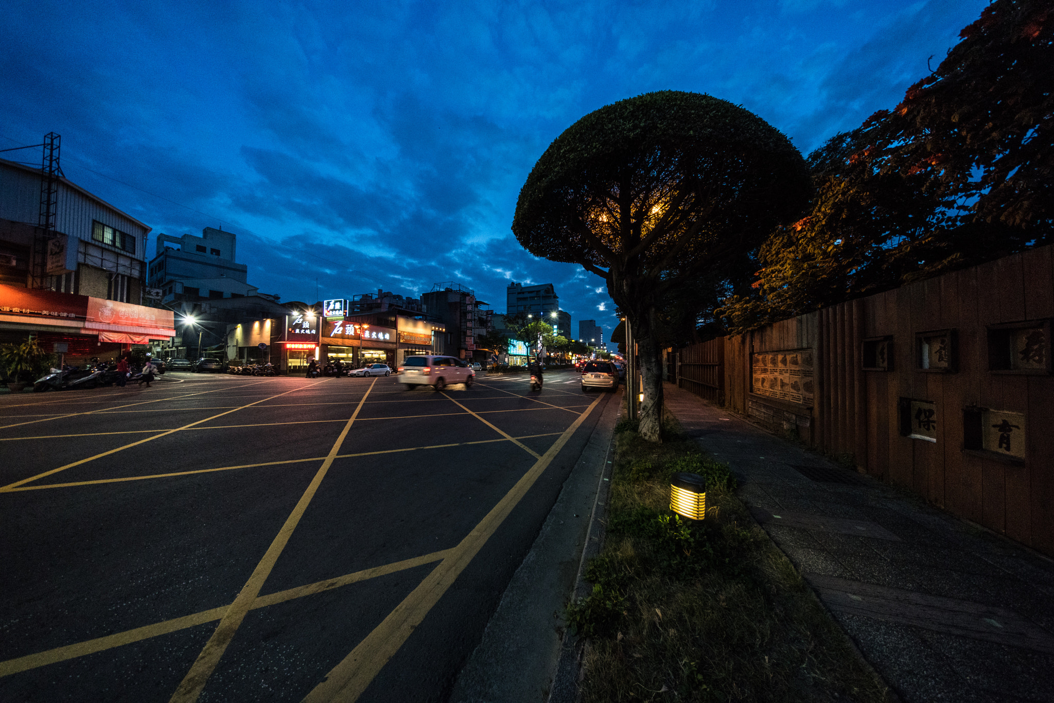 Sony a7R II + Voigtlander HELIAR-HYPER WIDE 10mm F5.6 sample photo. A street scene after the sunset in chiayi, taiwan. photography