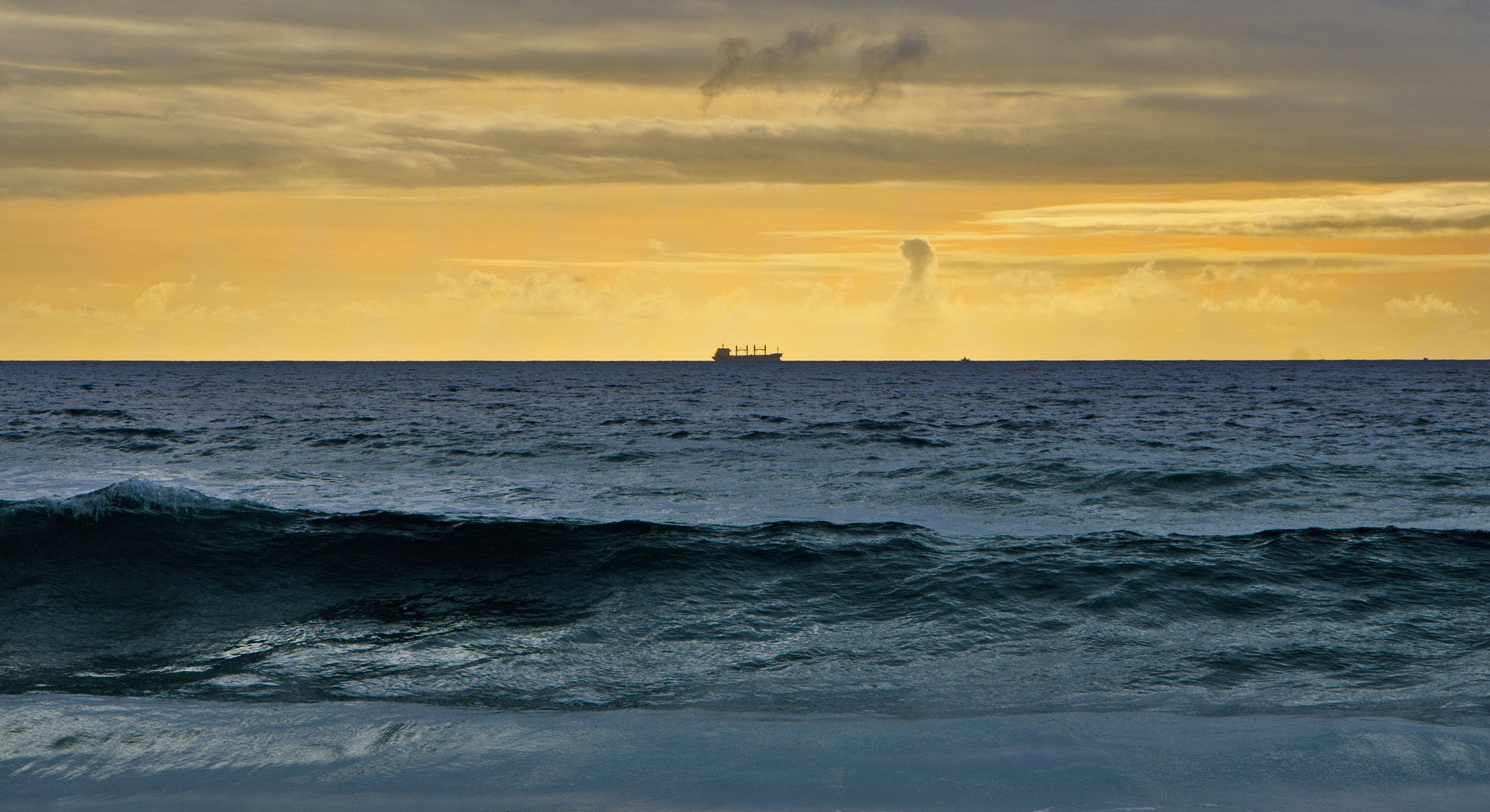 Sigma 18-250mm F3.5-6.3 DC OS HSM sample photo. Ship on the sunset photography