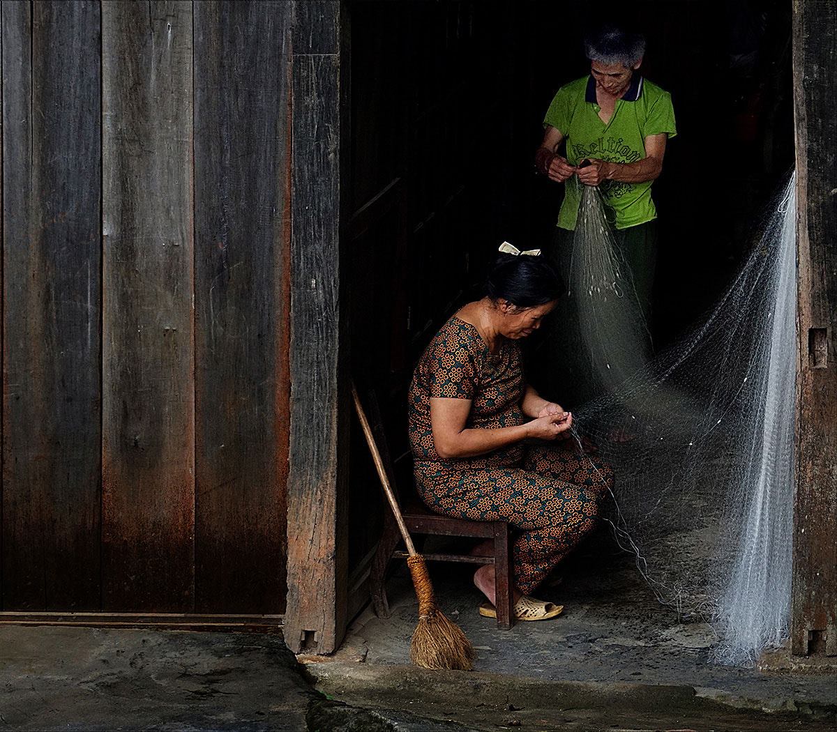 Sony a6000 + Sony E 18-200mm F3.5-6.3 OSS sample photo. Vietnam, fisherman and wife repairing net photography