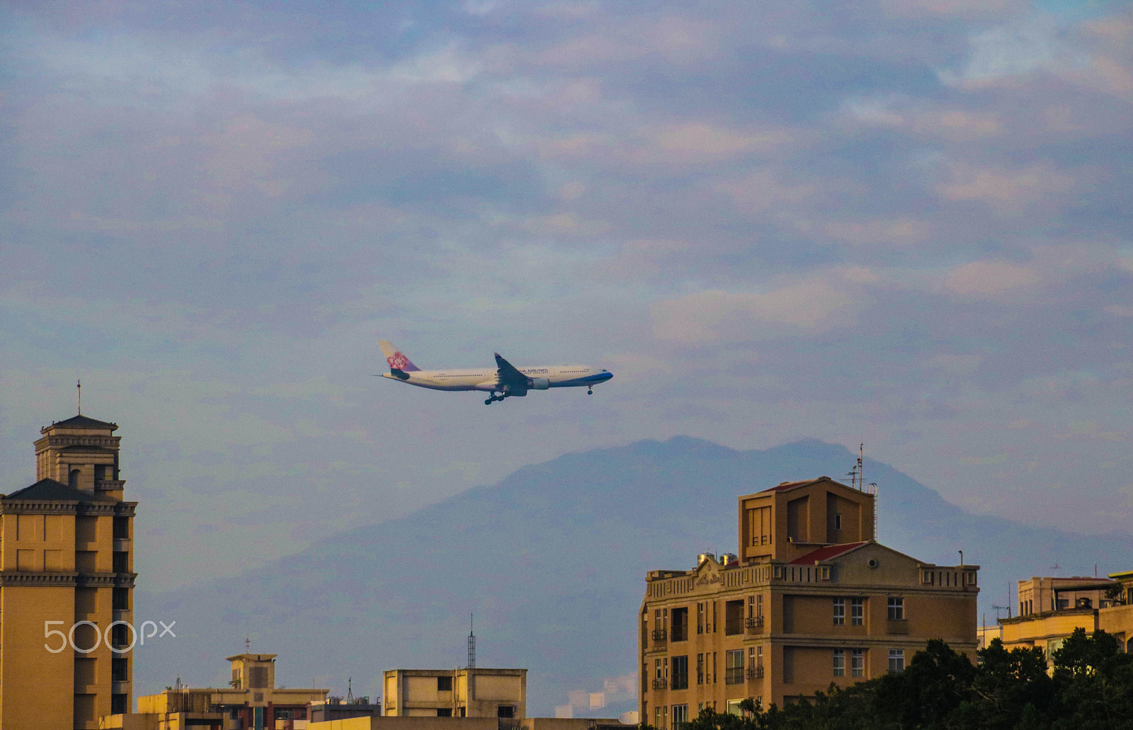 Canon EOS 760D (EOS Rebel T6s / EOS 8000D) sample photo. Plane landing in taipei photography