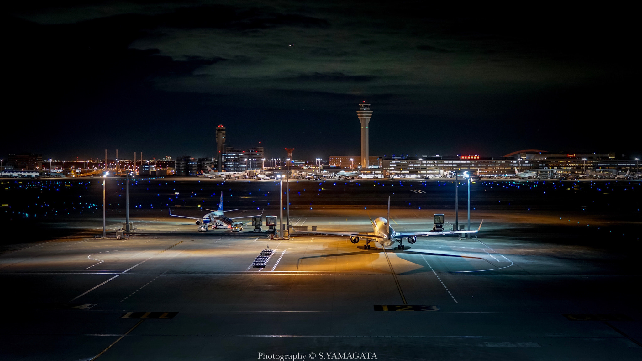 Sony Planar T* FE 50mm F1.4 ZA sample photo. Airport hnd night photography