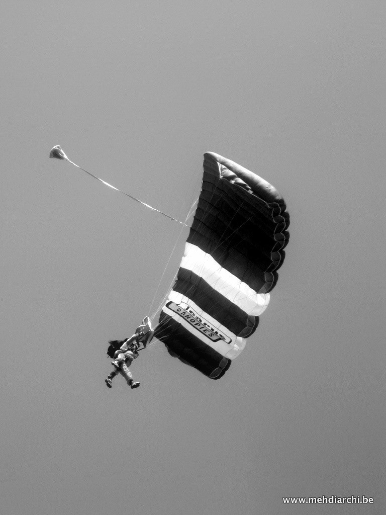 Canon DIGITAL IXUS 40 sample photo. Parachute photography