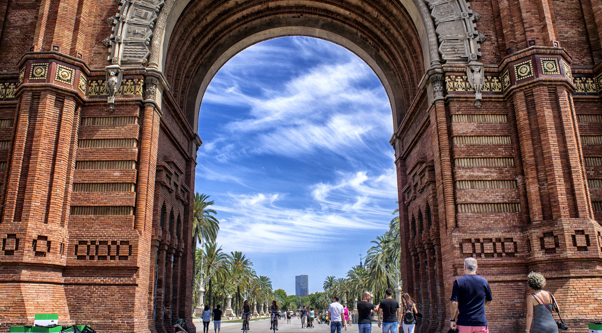 Sony Alpha NEX-C3 + Sony E 18-55mm F3.5-5.6 OSS sample photo. Big gate barcelona photography
