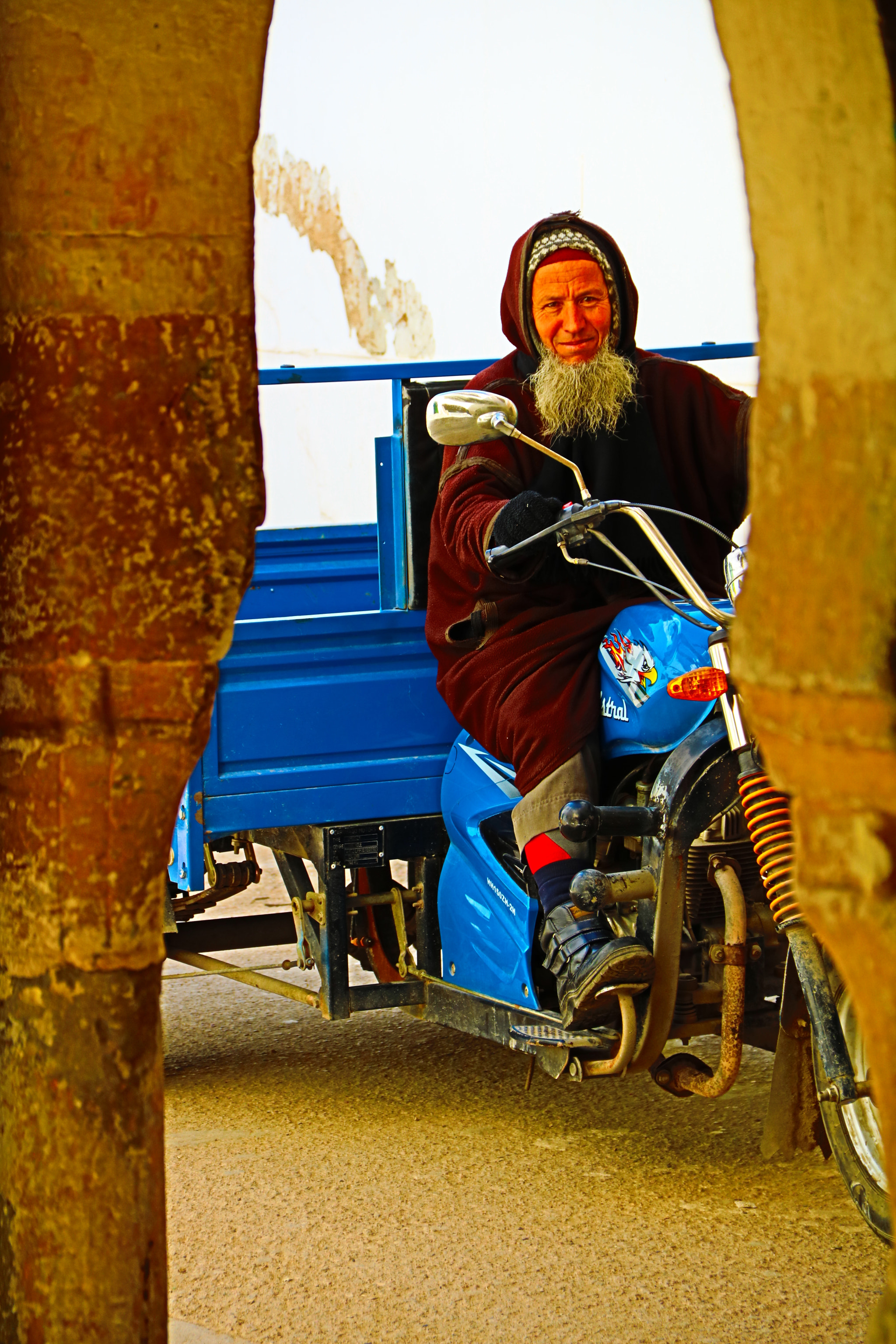 Canon EOS 750D (EOS Rebel T6i / EOS Kiss X8i) sample photo. The man in the medina photography
