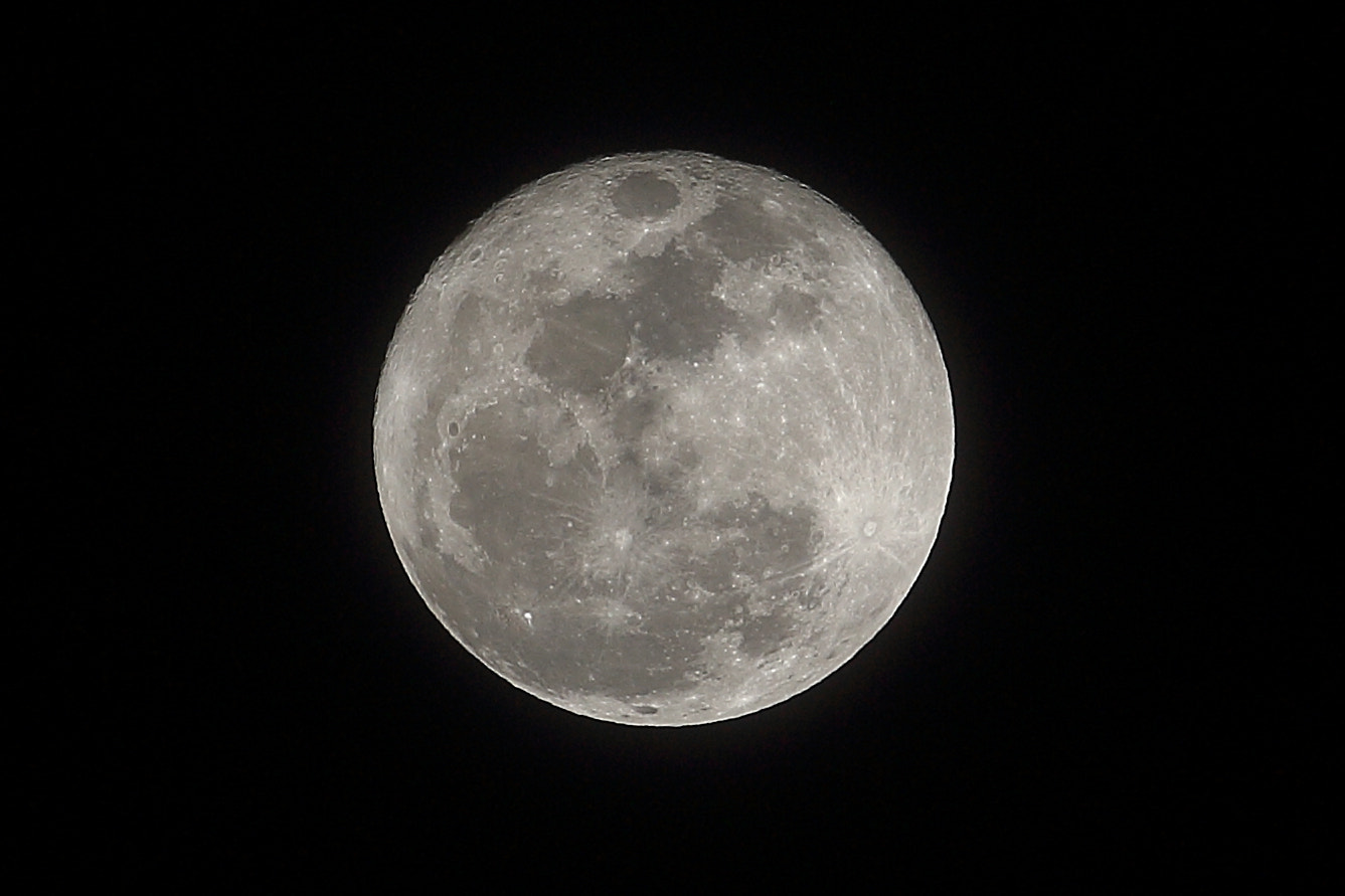 Canon EOS 6D + Canon EF 70-200mm F2.8L IS II USM sample photo. Moon photography