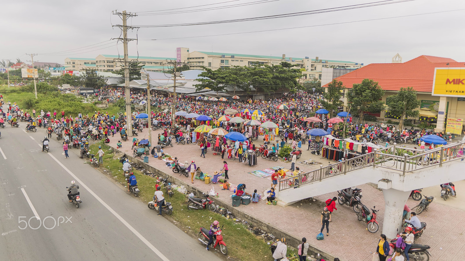 Sony a7 II + Sigma 24mm F1.4 DG HSM Art sample photo. Traffic jam at get off work photography