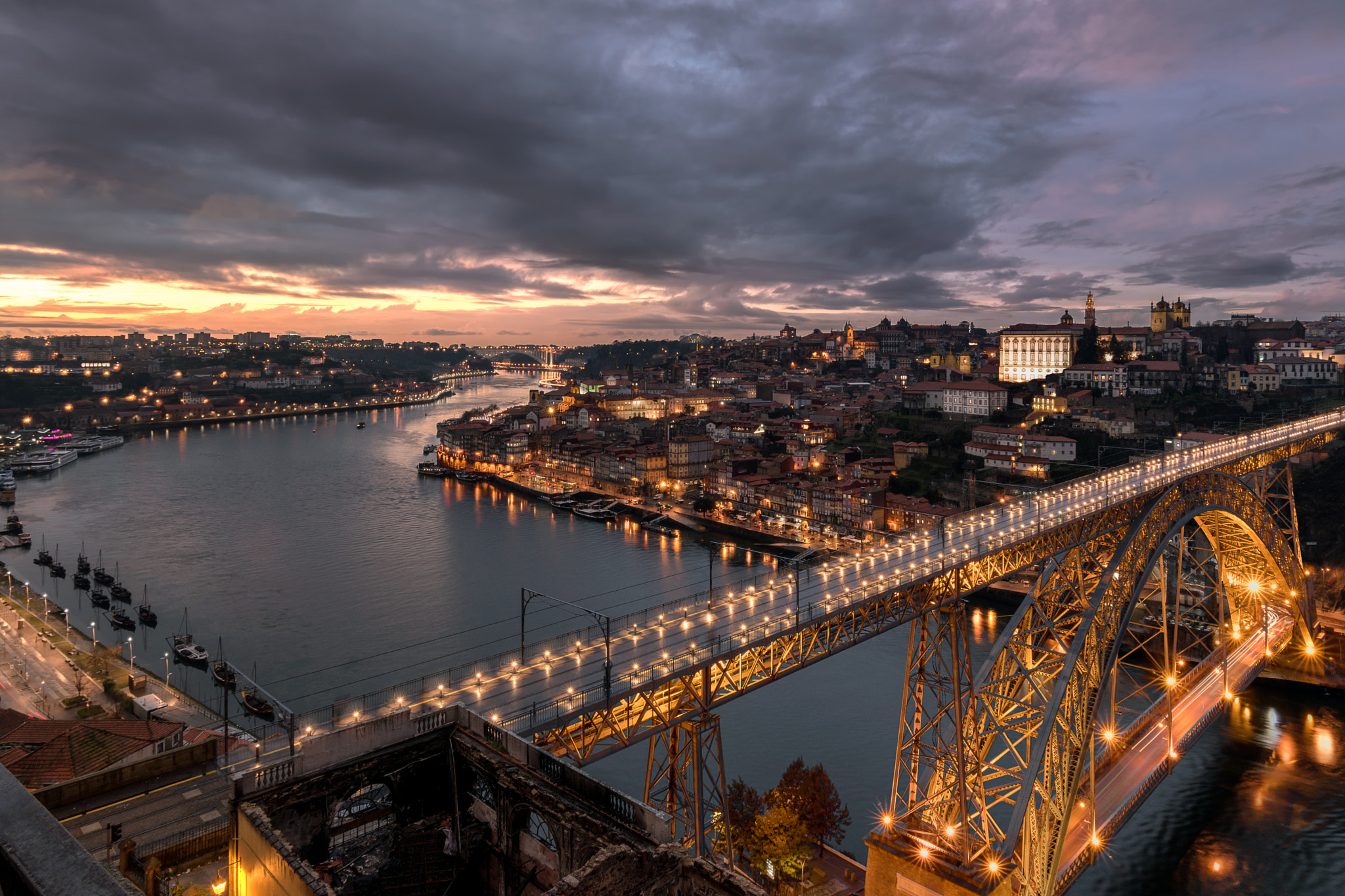Nikon D5500 + Tokina AT-X 11-20 F2.8 PRO DX (AF 11-20mm f/2.8) sample photo. Amazing sunset in porto photography