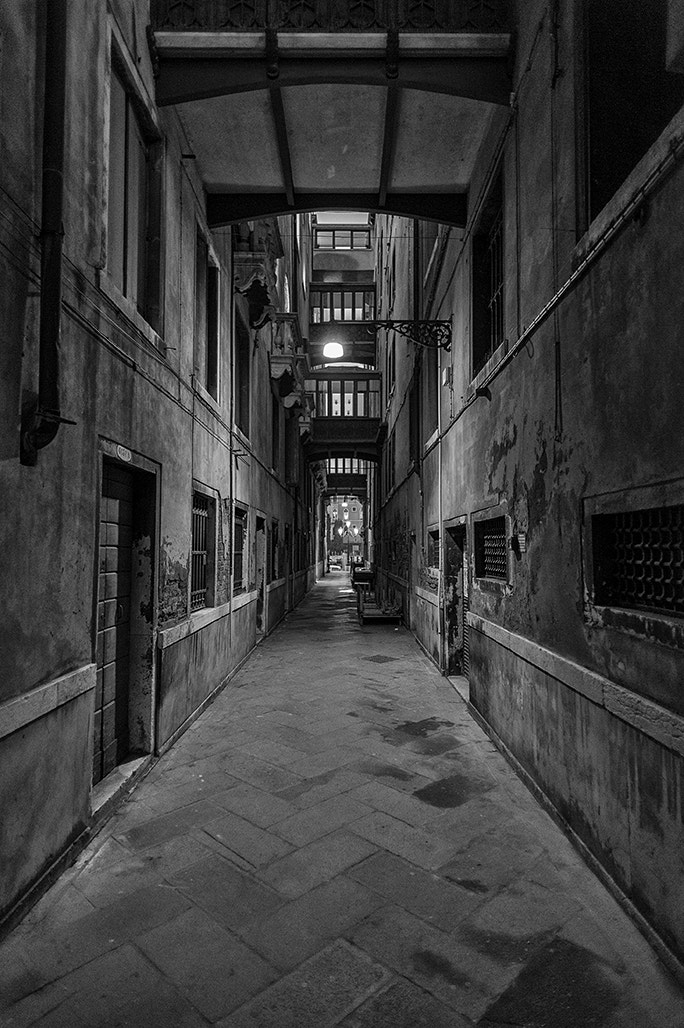 Nikon D700 + Nikon AF Nikkor 20mm F2.8D sample photo. Venice alley photography