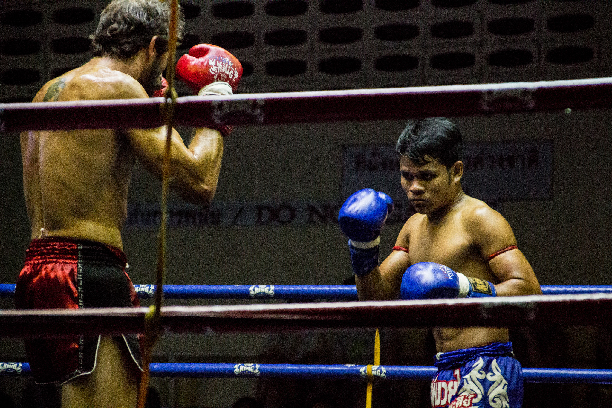 Canon EOS 1200D (EOS Rebel T5 / EOS Kiss X70 / EOS Hi) + Canon TS-E 90mm F2.8 Tilt-Shift sample photo. Thailande trip : boxe thai photography