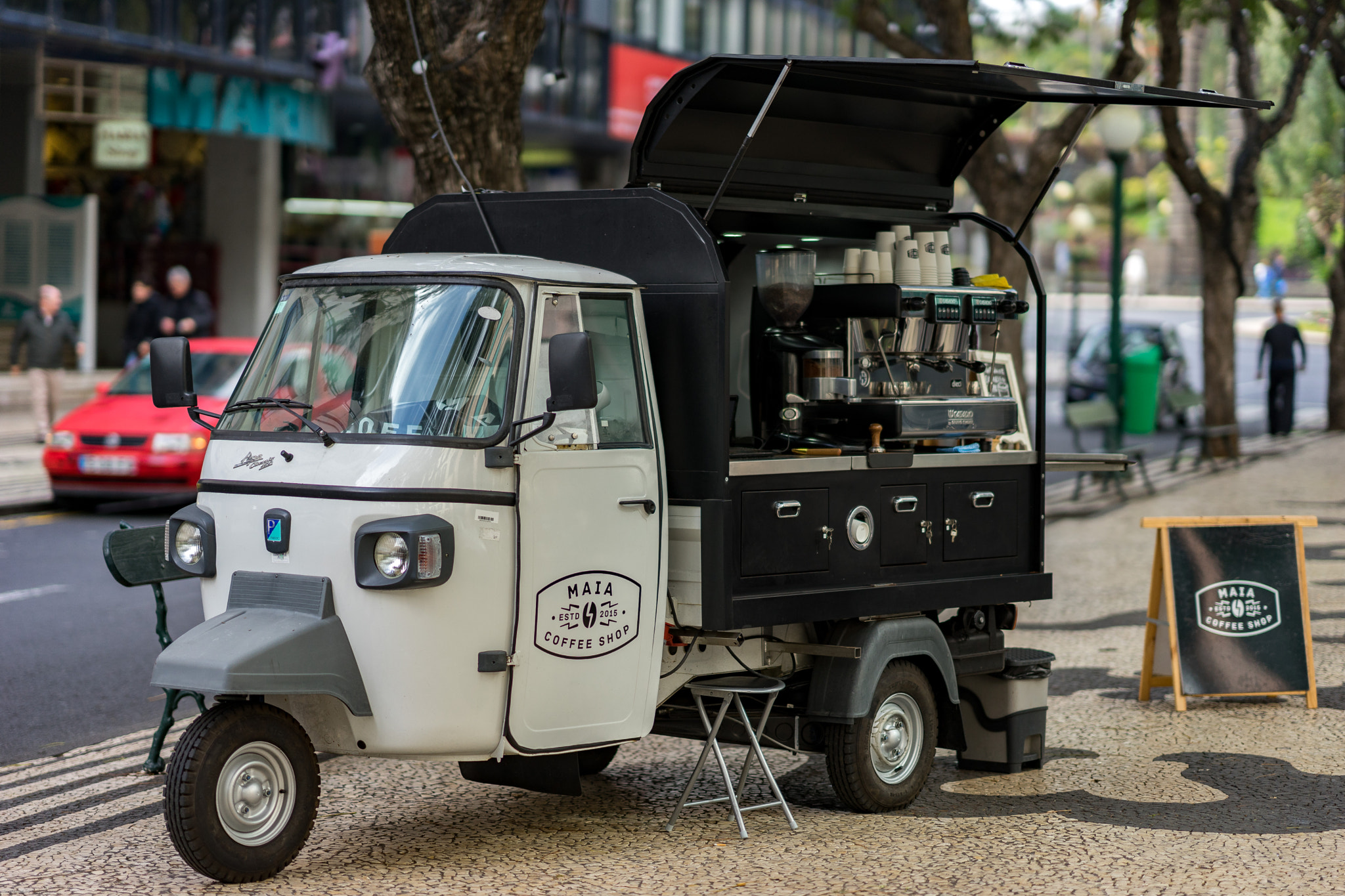 Sony FE 85mm F1.4 GM sample photo. Mobiler kaffeeshop photography