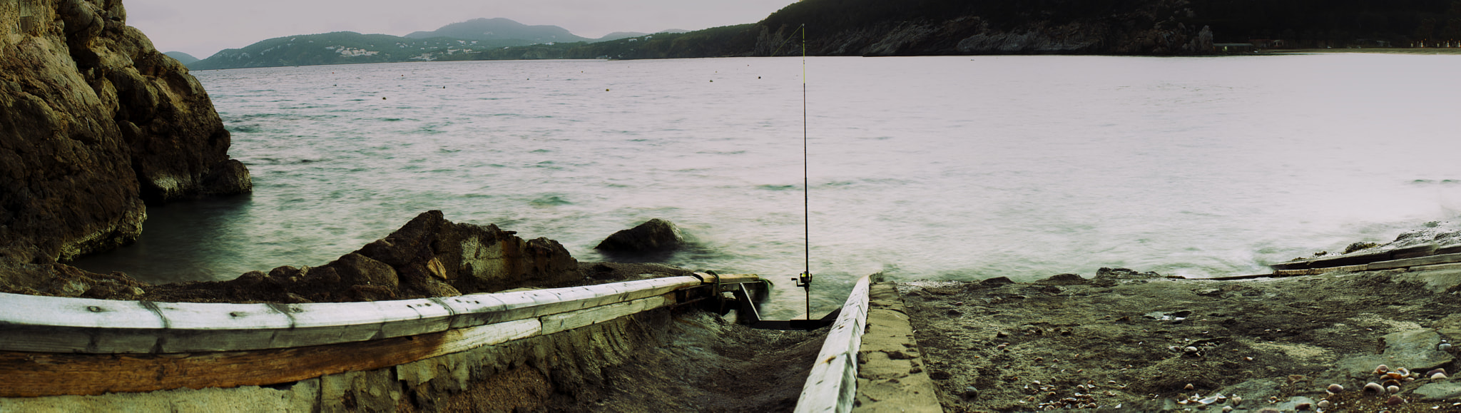 Nikon D7100 + Nikon AF Nikkor 28mm F2.8D sample photo. Waiting the fish #02 photography