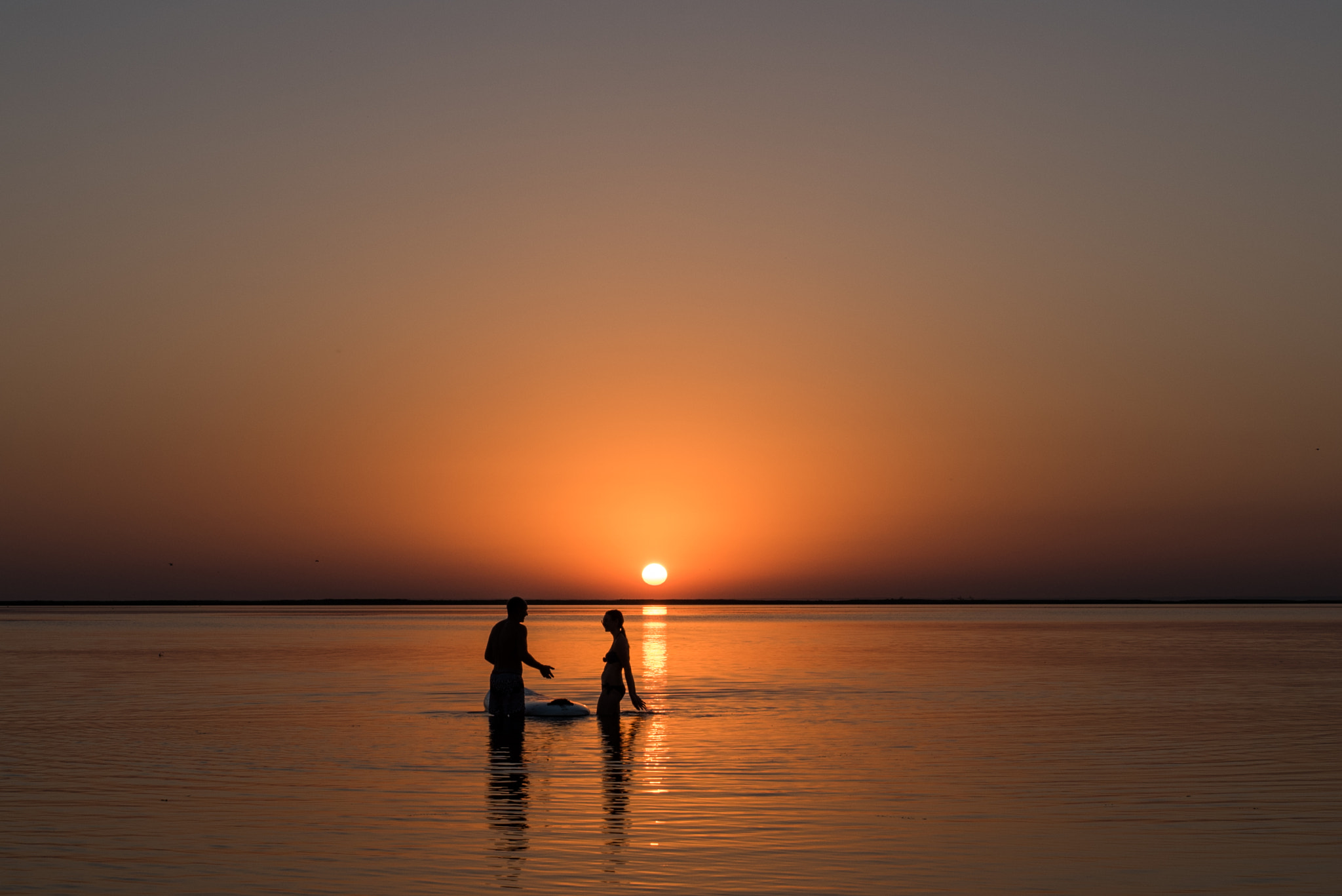 Nikon D750 + Nikon AF-S Nikkor 35mm F1.4G sample photo. Couple in sunset photography