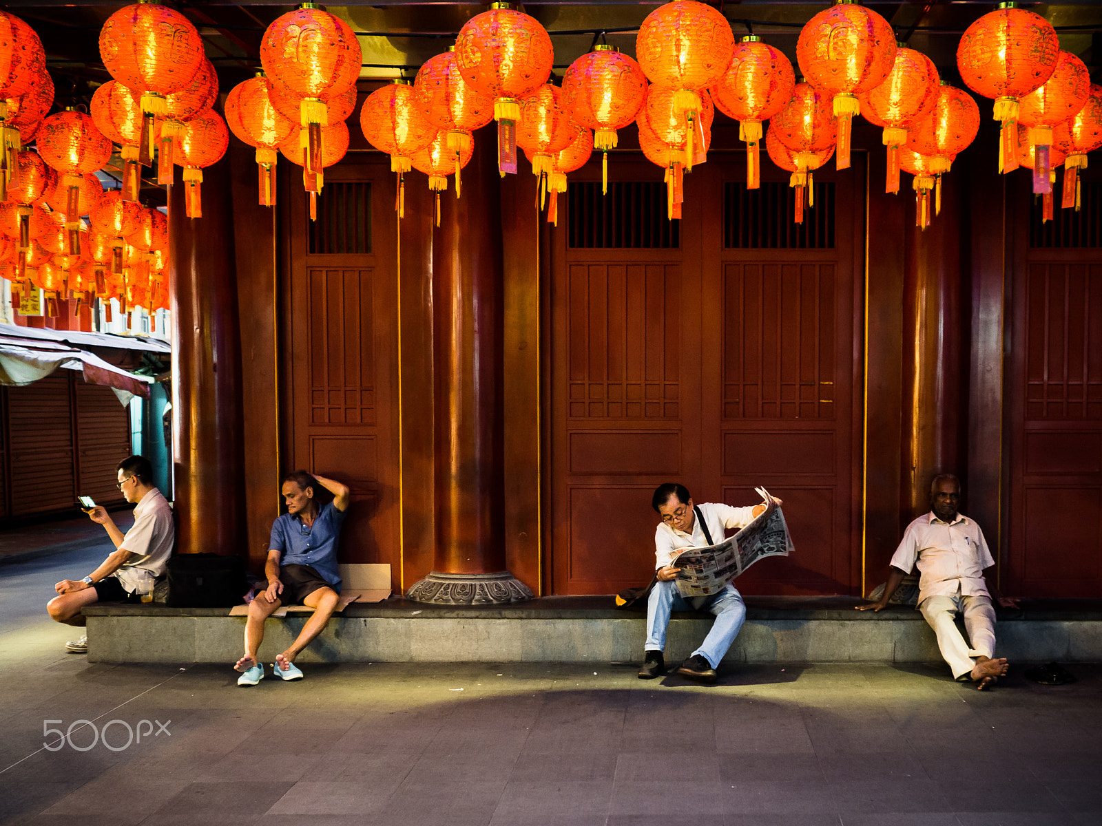 Olympus OM-D E-M10 + Olympus M.Zuiko Digital 17mm F1.8 sample photo. Reading the news, singapore photography