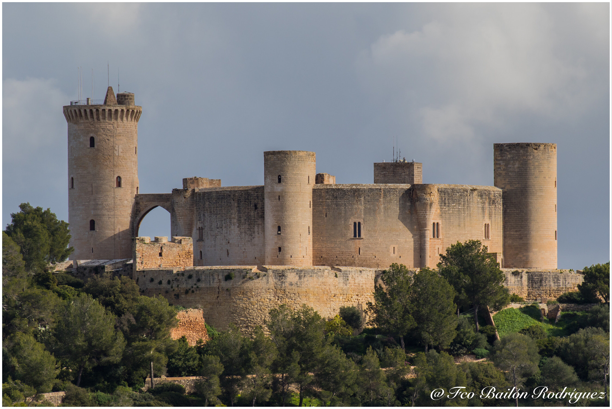 Canon EOS 7D Mark II + Tamron SP 35mm F1.8 Di VC USD sample photo. Castillo de bellver (palma, mallorca) photography