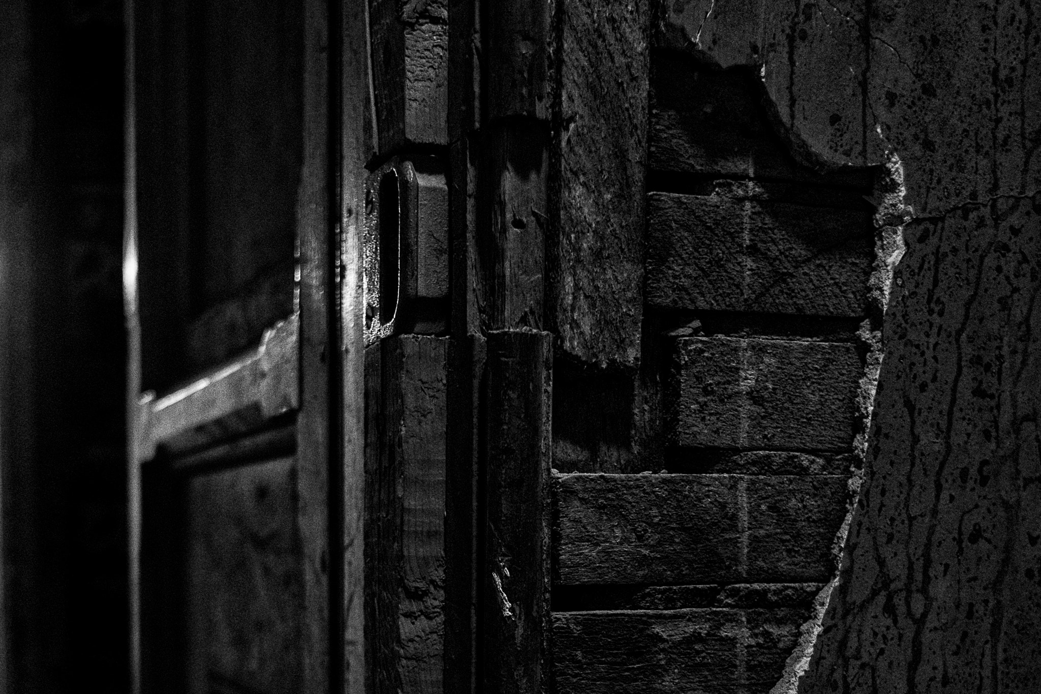 Fujifilm X-Pro2 + Fujifilm XF 18mm F2 R sample photo. Broken door photography
