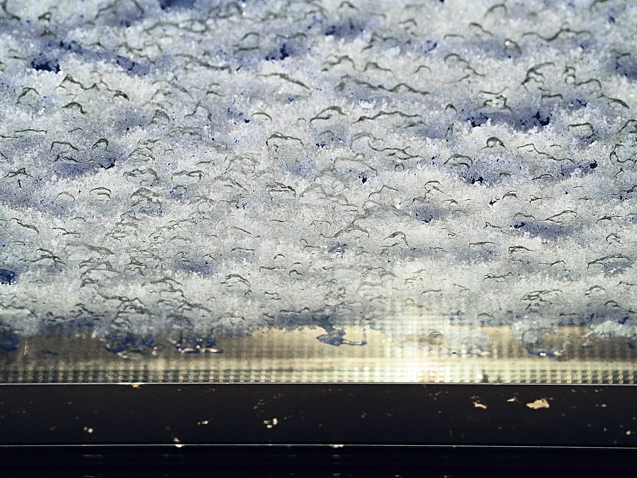 Olympus OM-D E-M10 II + Olympus M.Zuiko Digital 45mm F1.8 sample photo. Icy window photography