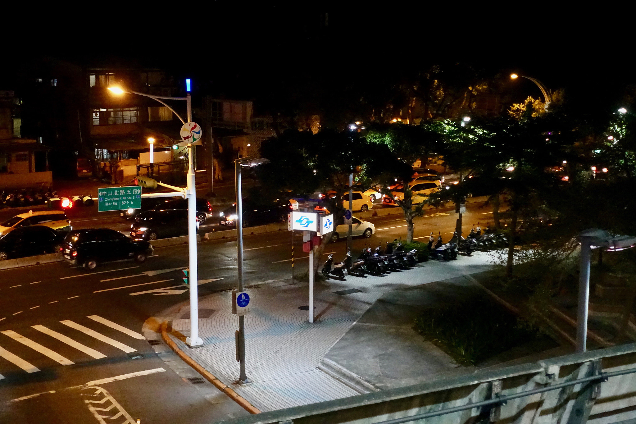 Sony DSC-RX100M5 + Sony 24-70mm F1.8-2.8 sample photo. Metrorailtrain station photography