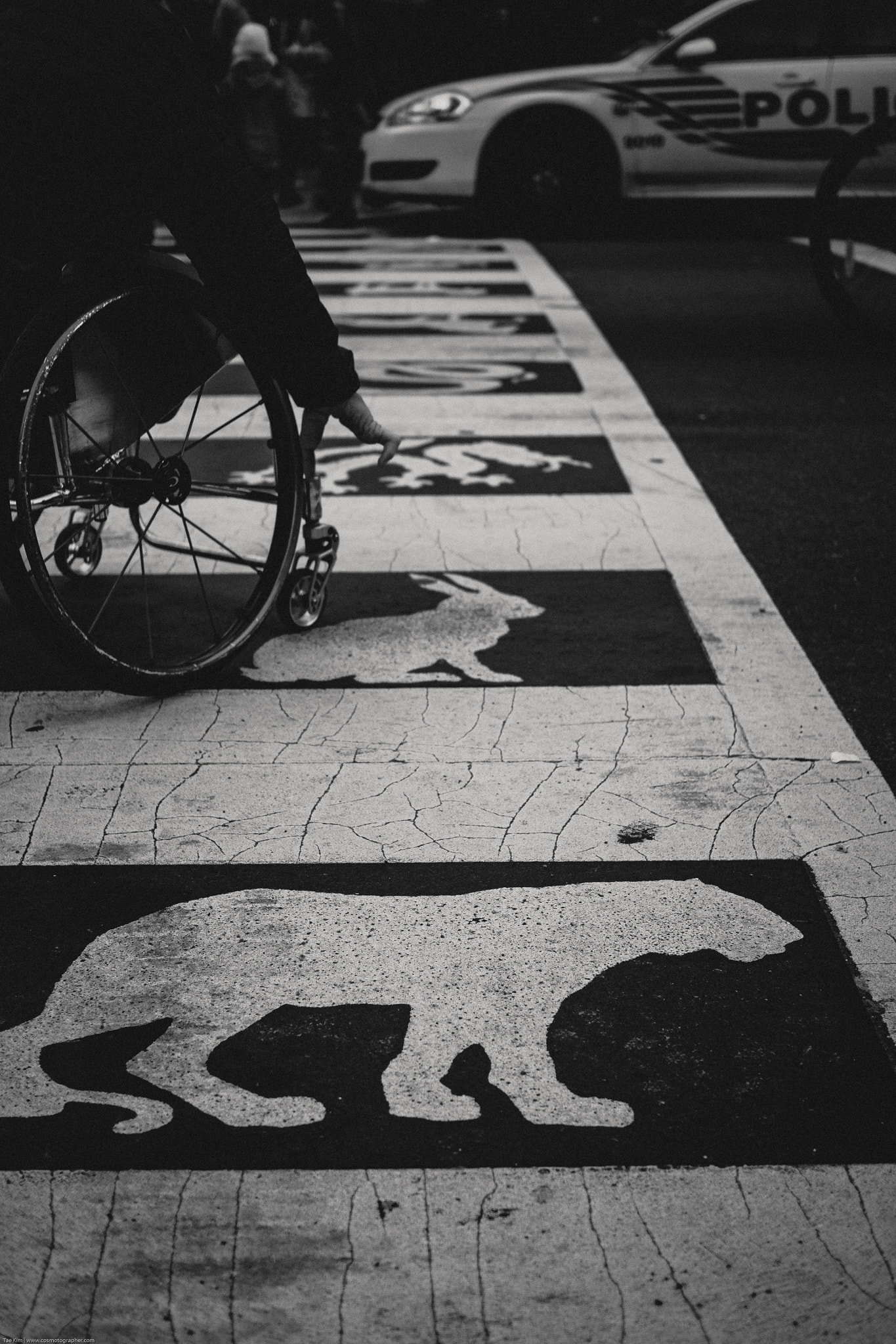 Olympus OM-D E-M10 + Olympus M.Zuiko Digital 25mm F1.8 sample photo. Man in the wheelchair touching his lunar sign photography