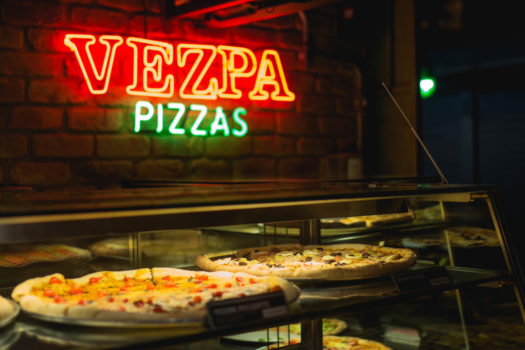 Canon EOS 700D (EOS Rebel T5i / EOS Kiss X7i) + Sigma 35mm F1.4 DG HSM Art sample photo. Pizza photography