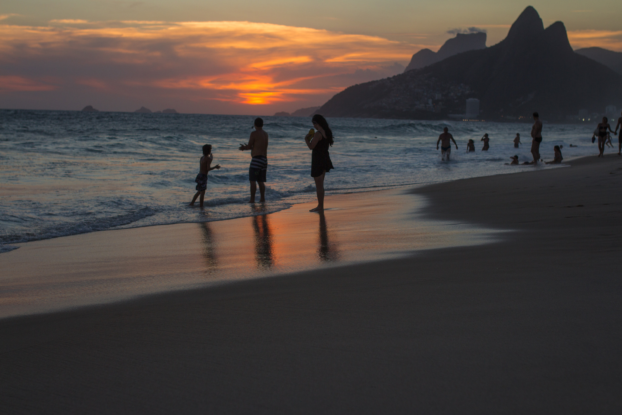 Canon EOS 700D (EOS Rebel T5i / EOS Kiss X7i) + Sigma 35mm F1.4 DG HSM Art sample photo. Ipanema sunsets photography