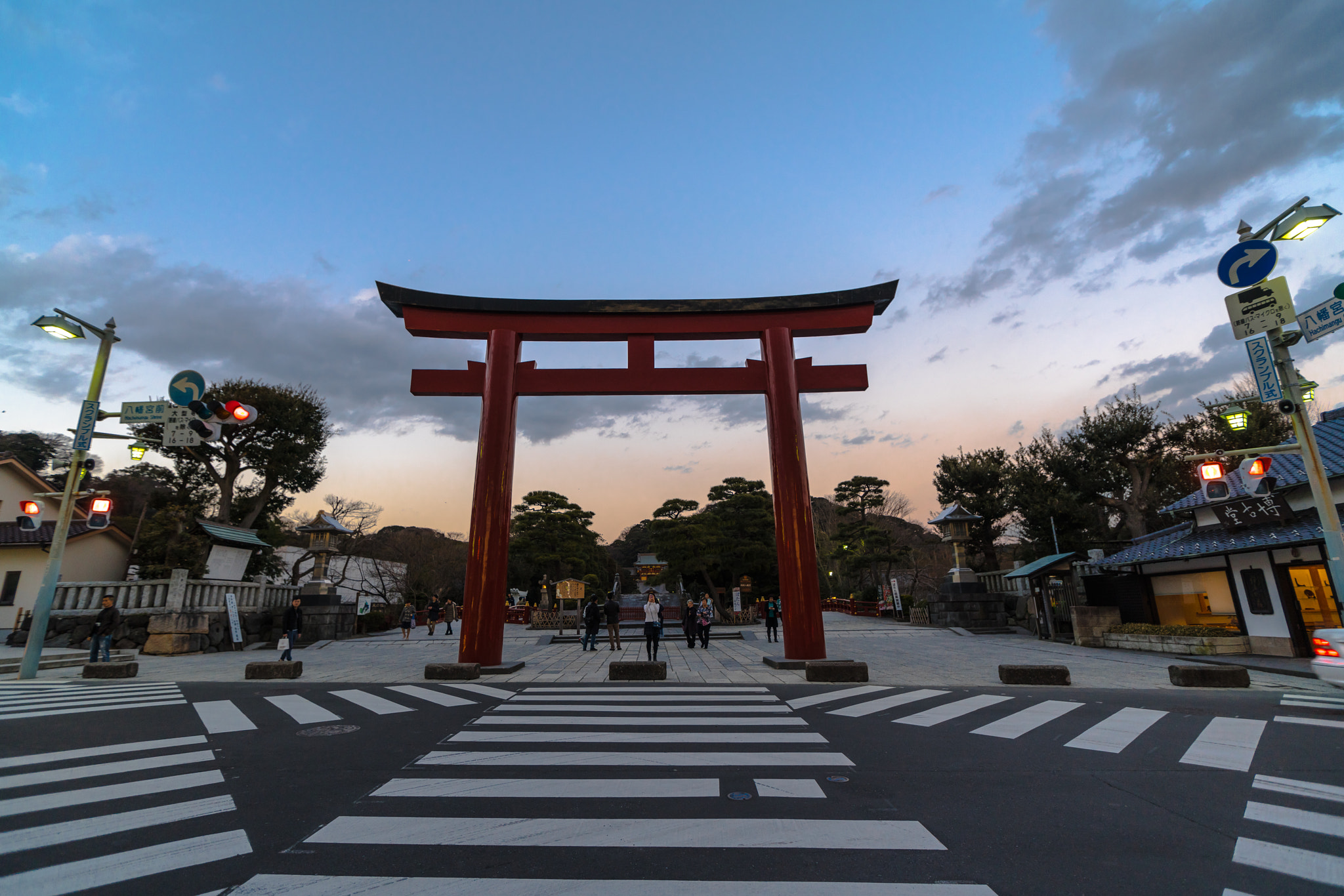 Sony Vario-Sonnar T* 16-35mm F2.8 ZA SSM II sample photo. 八幡宫鸟居 入 photography