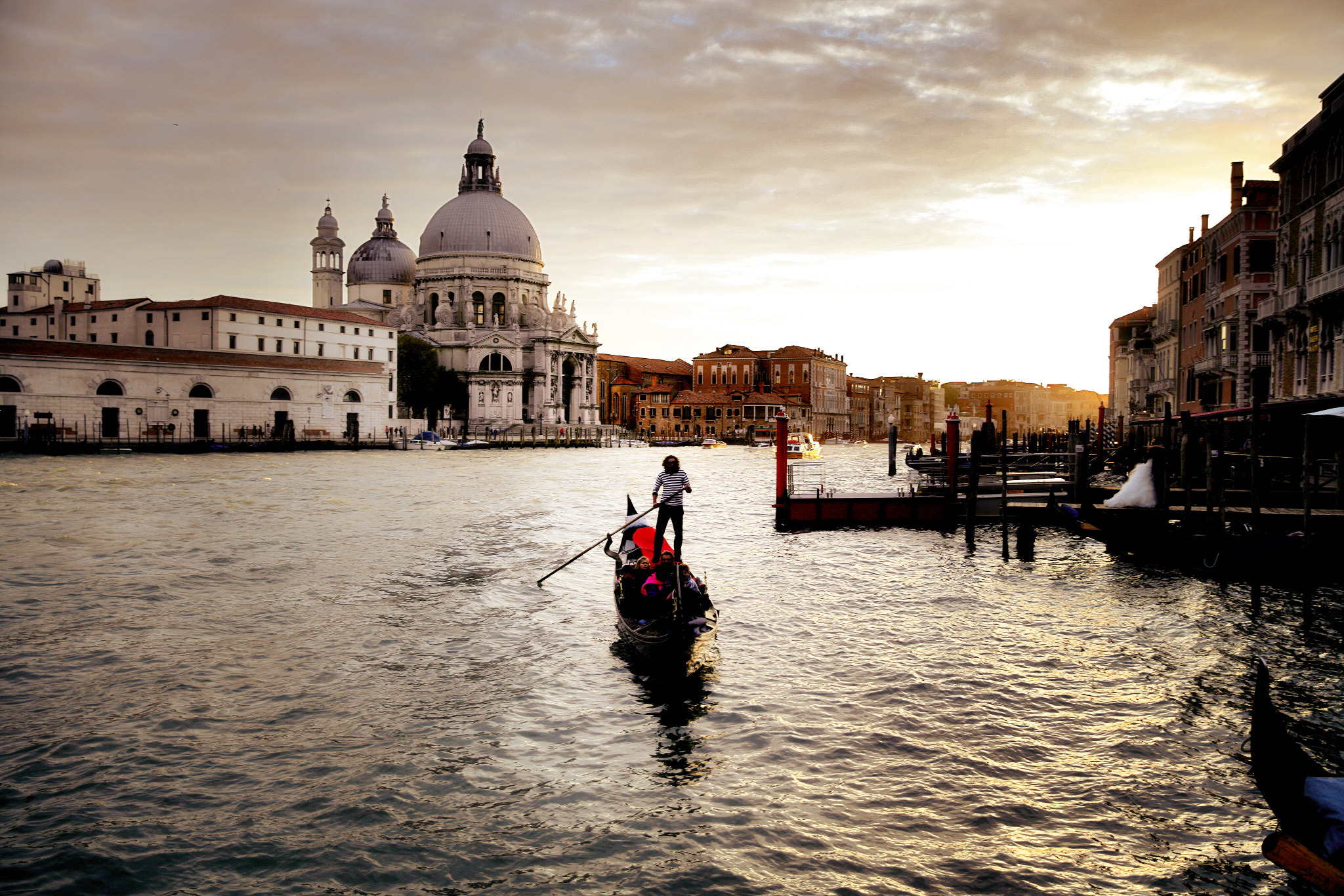 Canon EOS-1Ds Mark II + Canon EF 24-70mm F2.8L II USM sample photo. Venice under sunset photography