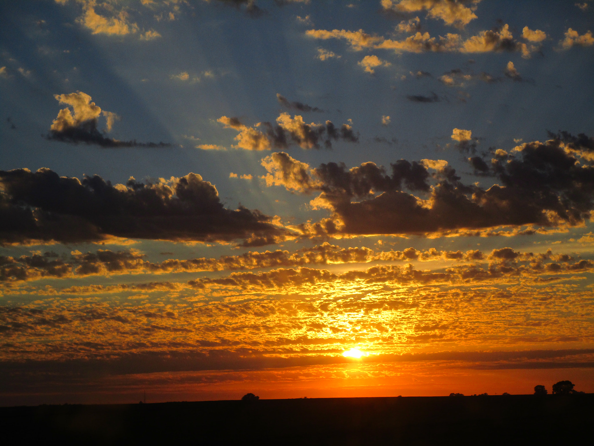 Canon PowerShot ELPH 190 IS (IXUS 180 / IXY 190) sample photo. Amanecer entre nubes photography