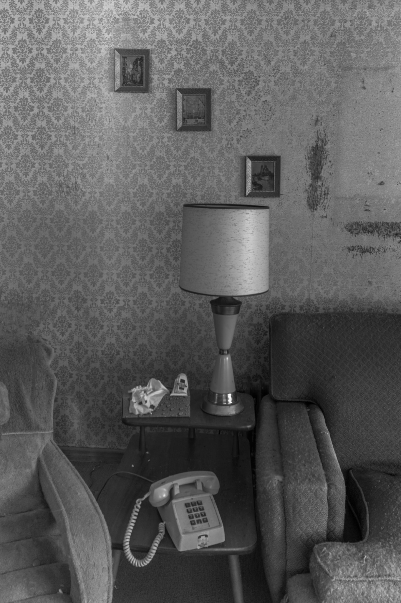 Sigma 10-20mm F4-5.6 EX DC HSM sample photo. Side table abandoned house black and white photography