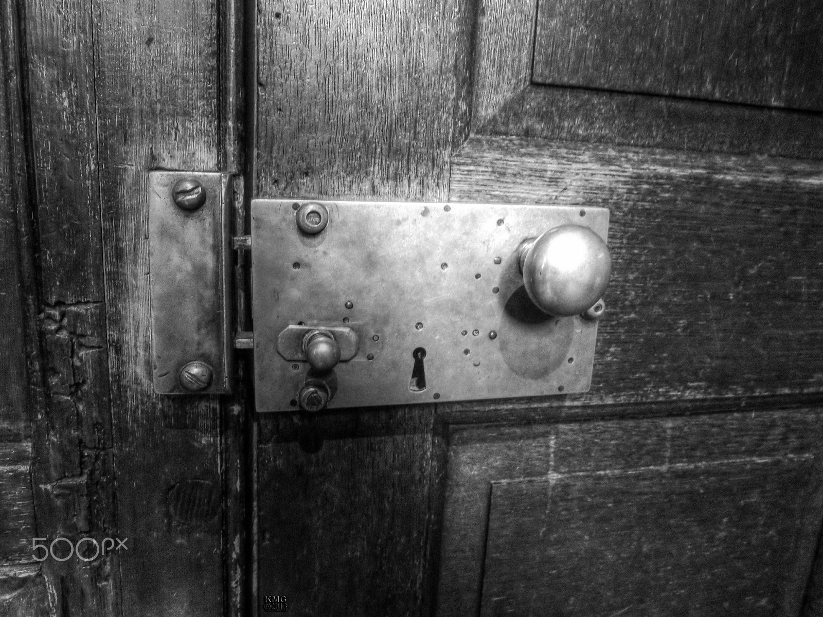 Canon PowerShot ELPH 330 HS (IXUS 255 HS / IXY 610F) sample photo. Black white door knob lock o photography