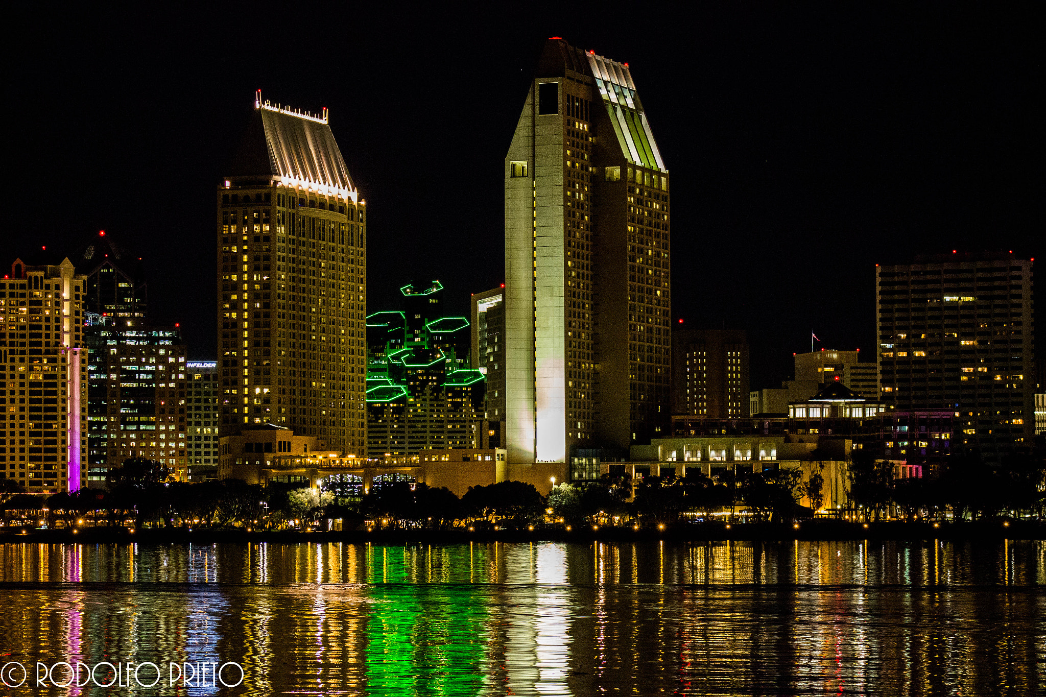 Canon EOS 550D (EOS Rebel T2i / EOS Kiss X4) + EF75-300mm f/4-5.6 sample photo. San diego skyline photography