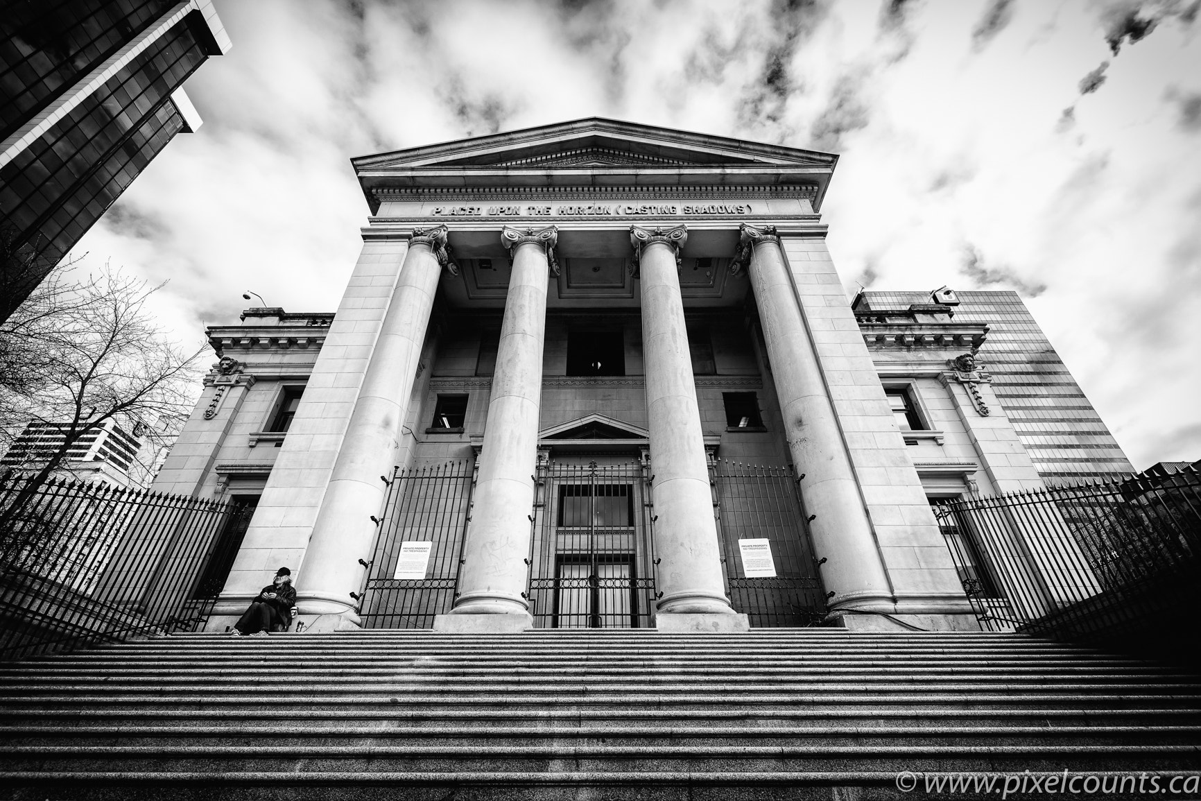 Sony a7 II + Voigtlander SUPER WIDE-HELIAR 15mm F4.5 III sample photo. Slow day at the vancouver art gallery. its steps are usually filled with visitors. photography