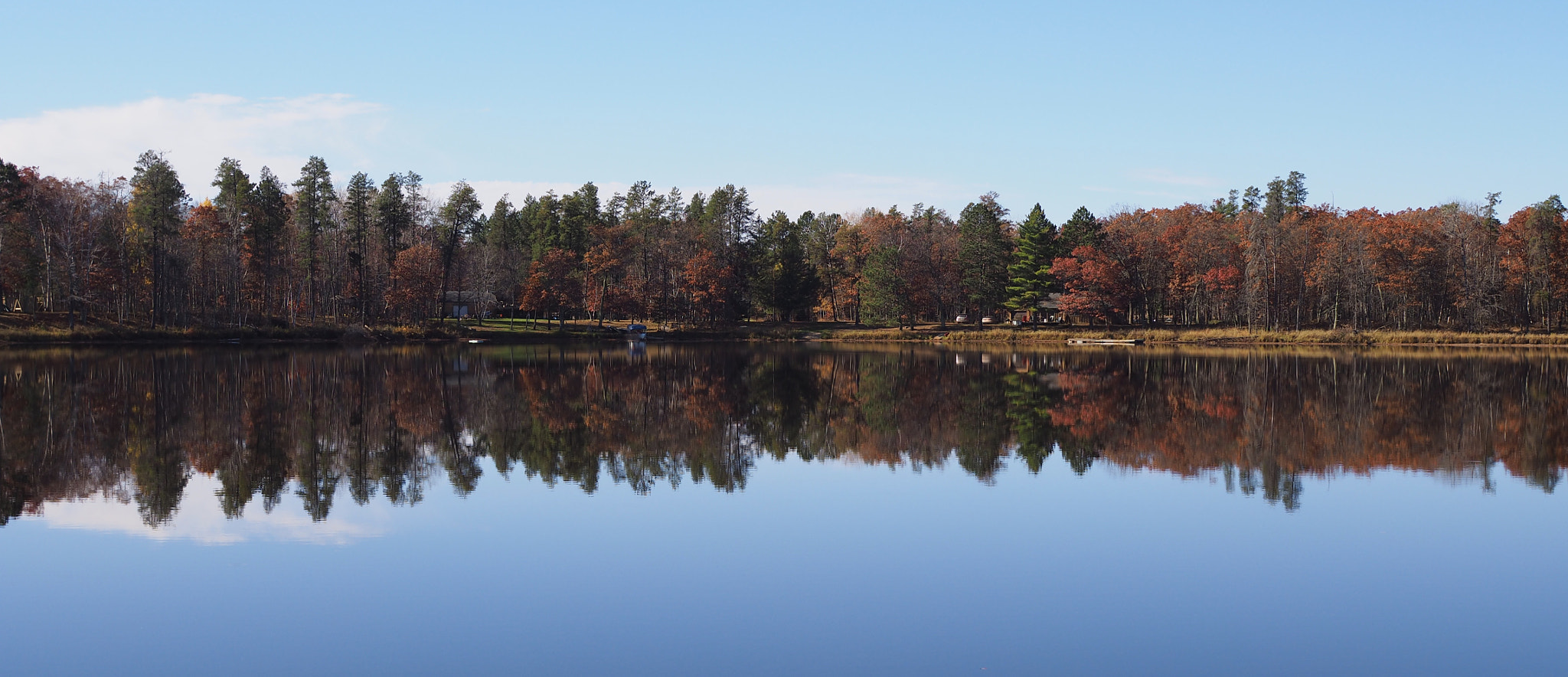 Olympus OM-D E-M10 II + Olympus M.Zuiko Digital 25mm F1.8 sample photo. Autumn at the lake. photography