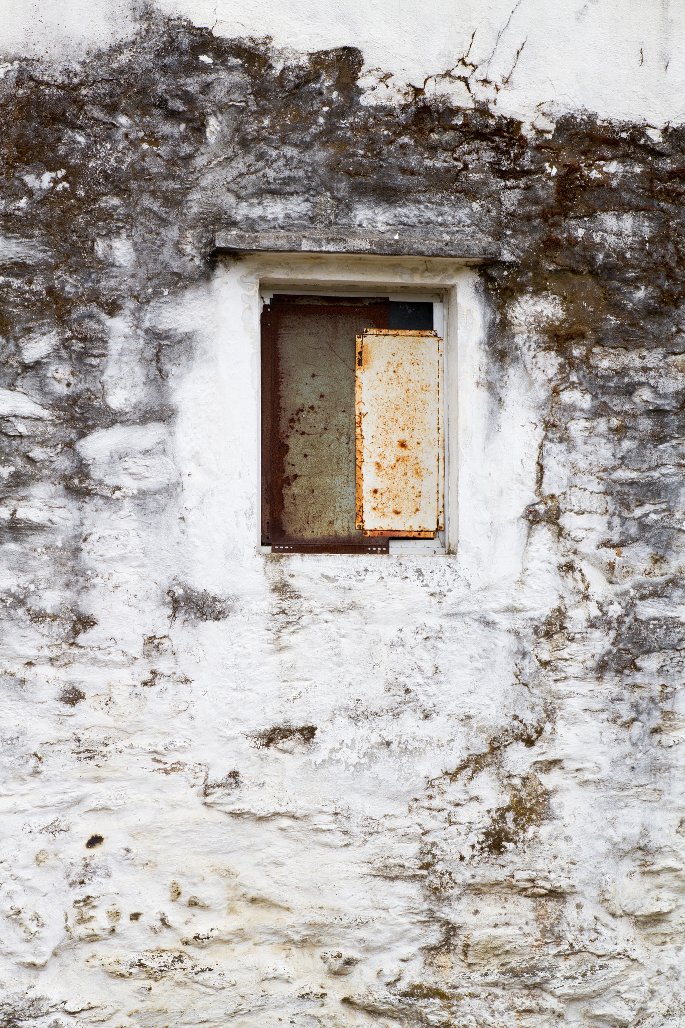 Canon EOS 7D + Sigma 24-70mm F2.8 EX DG Macro sample photo. W4: white wall with window photography