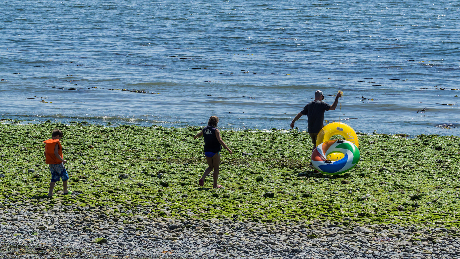 Sony a6000 + Sony FE 70-200mm F4 G OSS sample photo. Father looking after his kids with life buoy photography
