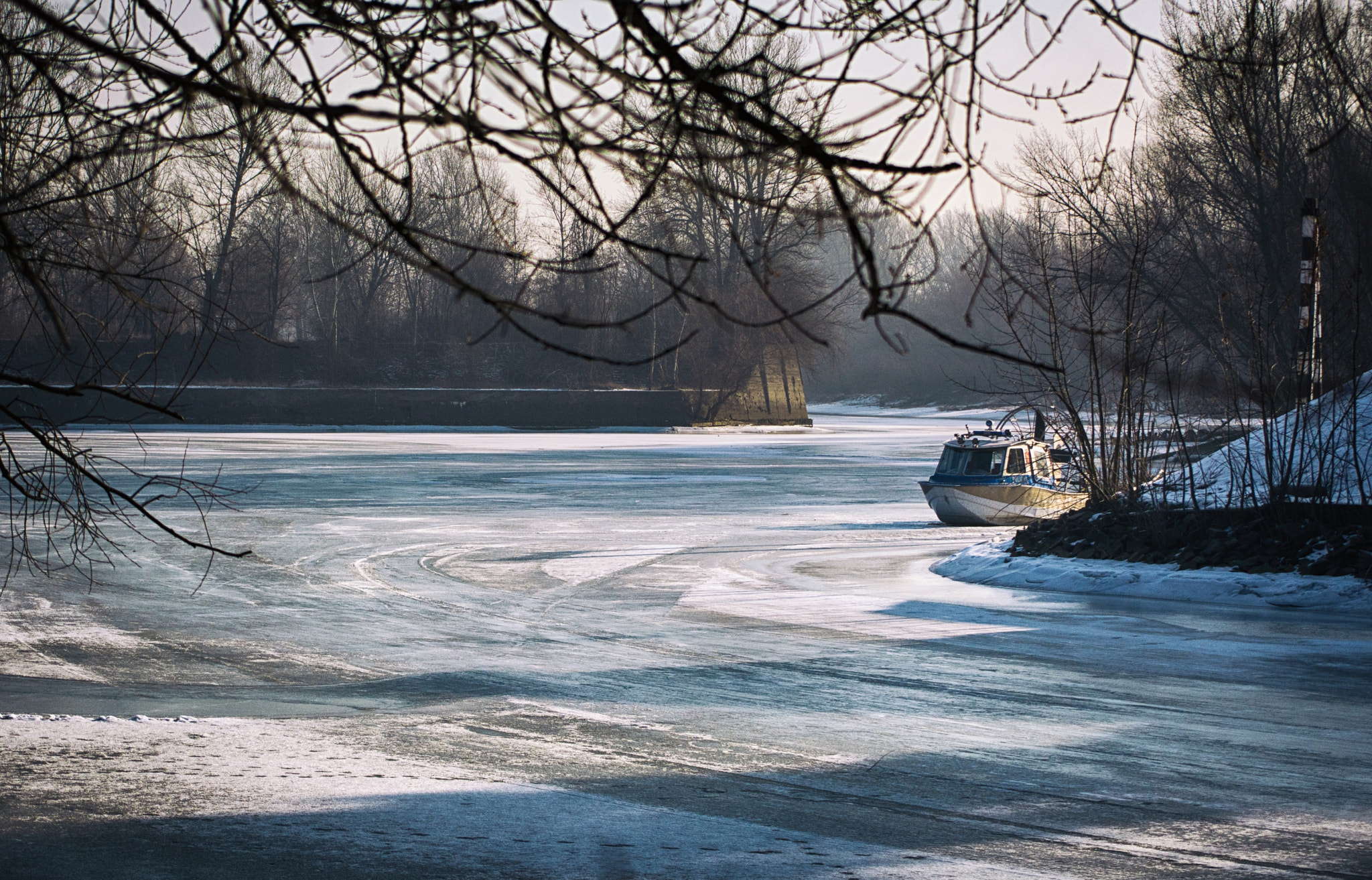 Sigma 18-125mm F3.8-5.6 DC OS HSM sample photo. *trapped in the ice* photography