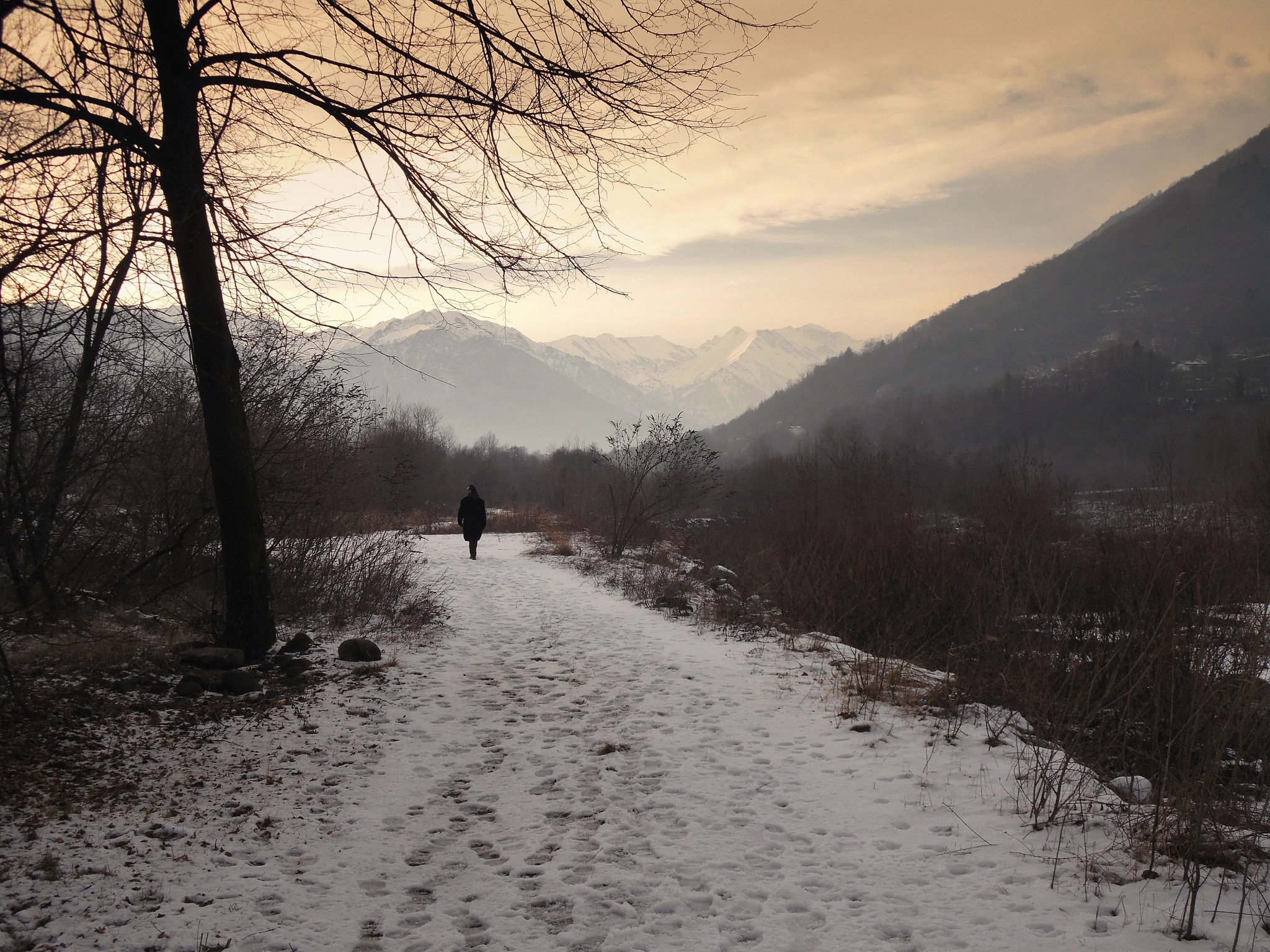 Samsung WB110/  WB111 sample photo. Walking alone in the immensity. photography